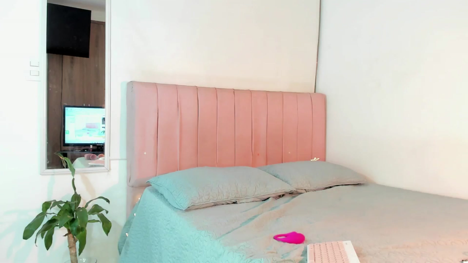 Gallery image thumbnail from Xoxo_danna's myfreecams stream on, 11/25/2025, 08:36 image 7 of 20