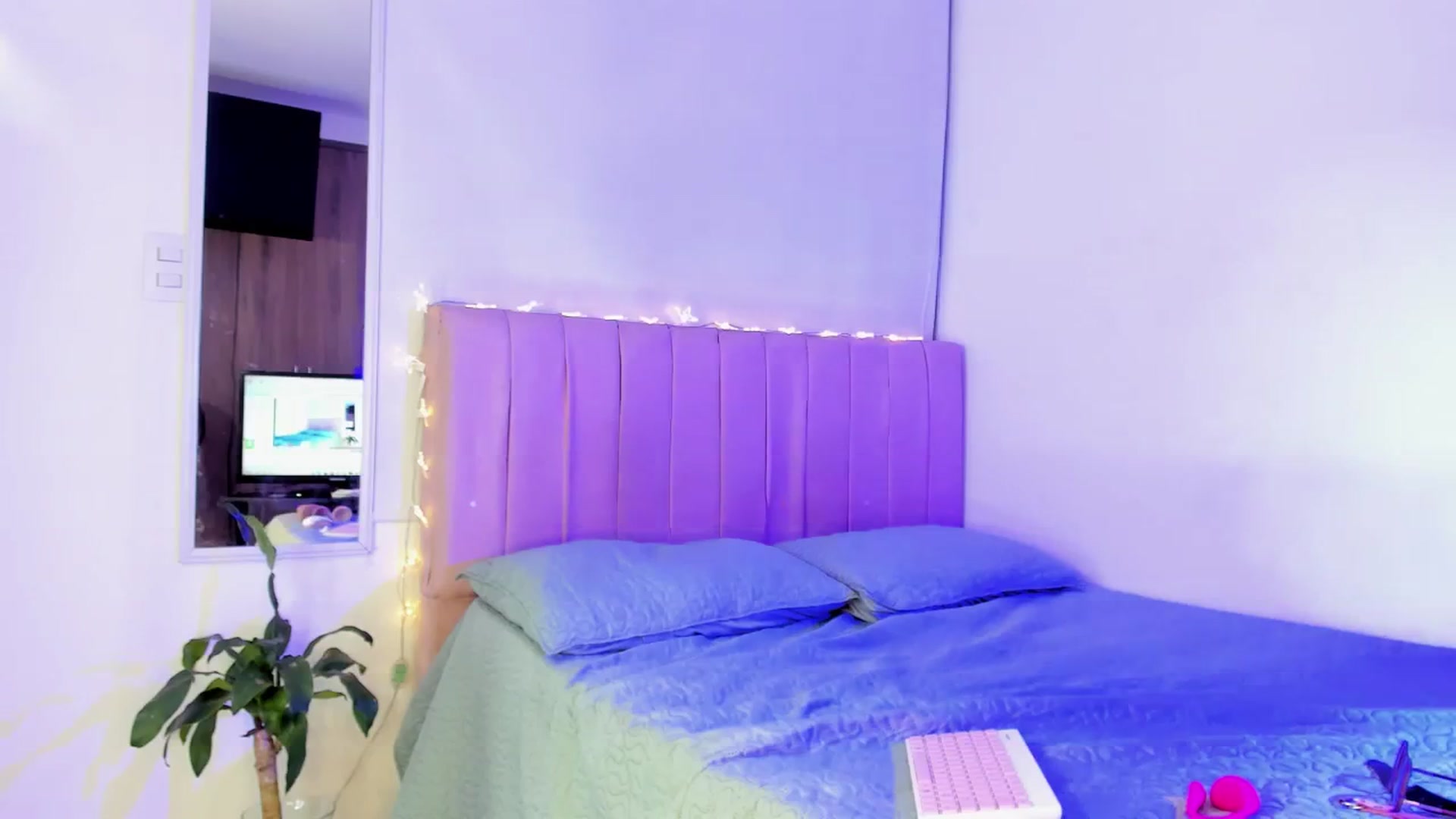 Gallery image thumbnail from Xoxo_danna's myfreecams stream on, 11/25/2025, 08:36 image 18 of 20