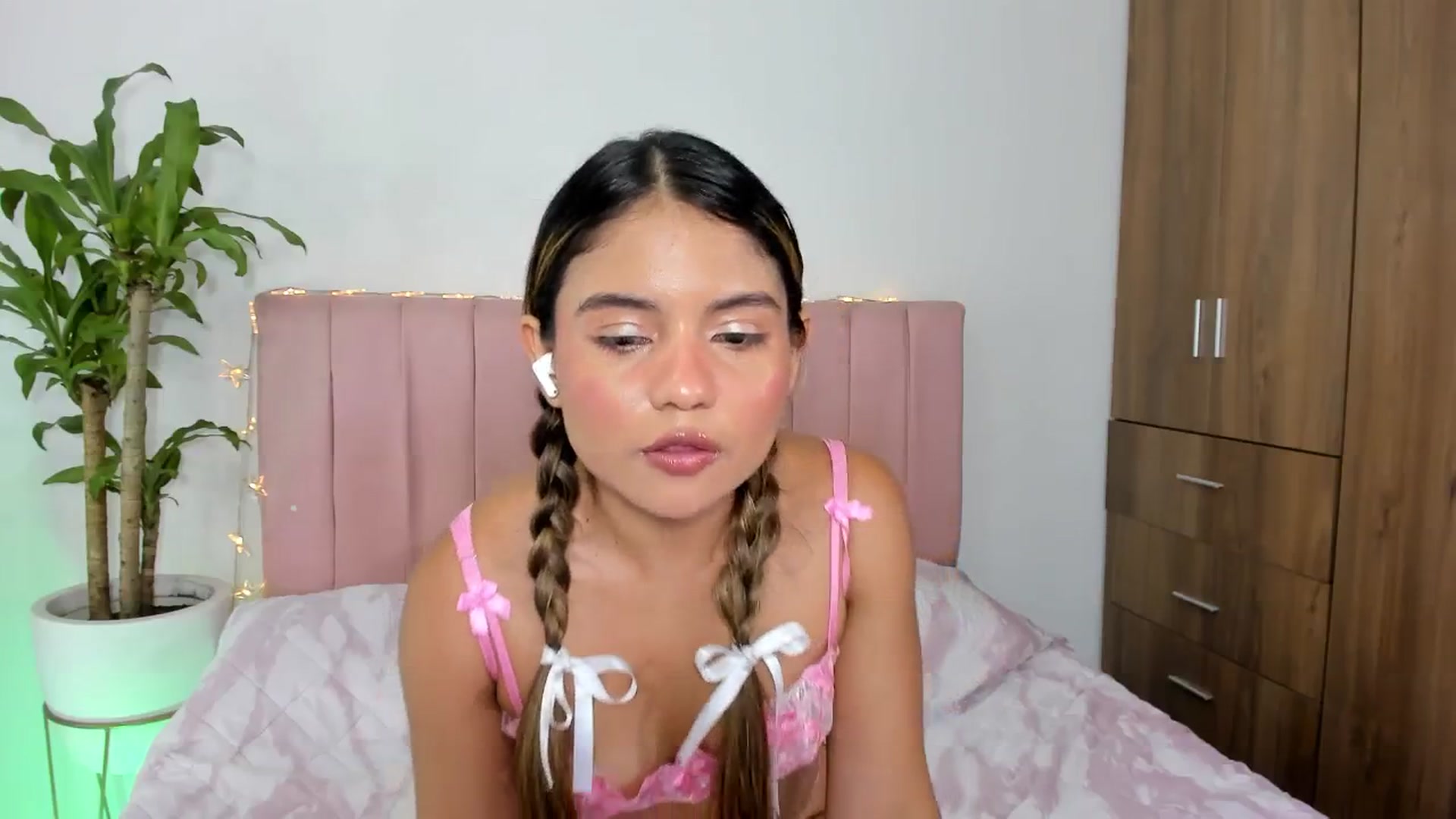 Gallery image thumbnail from Xoxo_danna's myfreecams stream on, 01/28/2026, 06:35 image 8 of 20