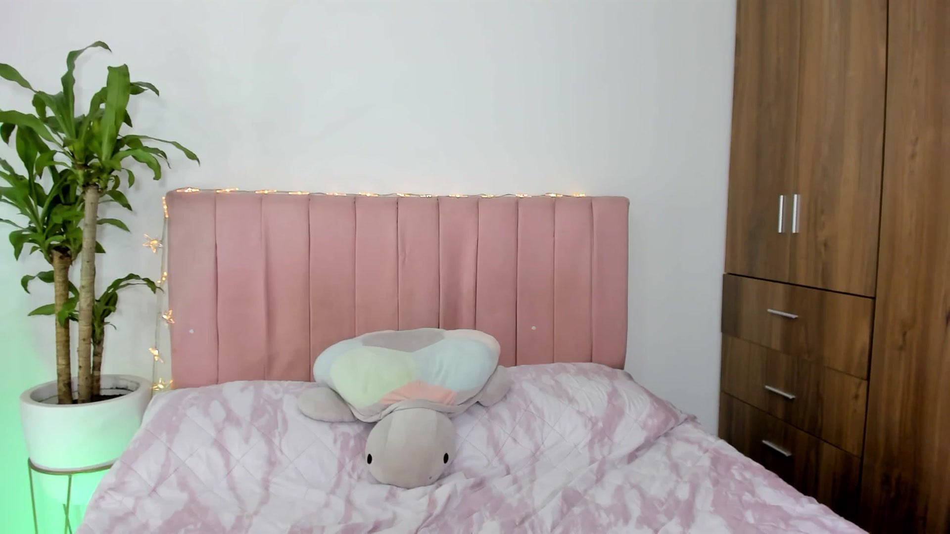 Gallery image thumbnail from Xoxo_danna's myfreecams stream on, 01/28/2026, 06:35 image 11 of 20
