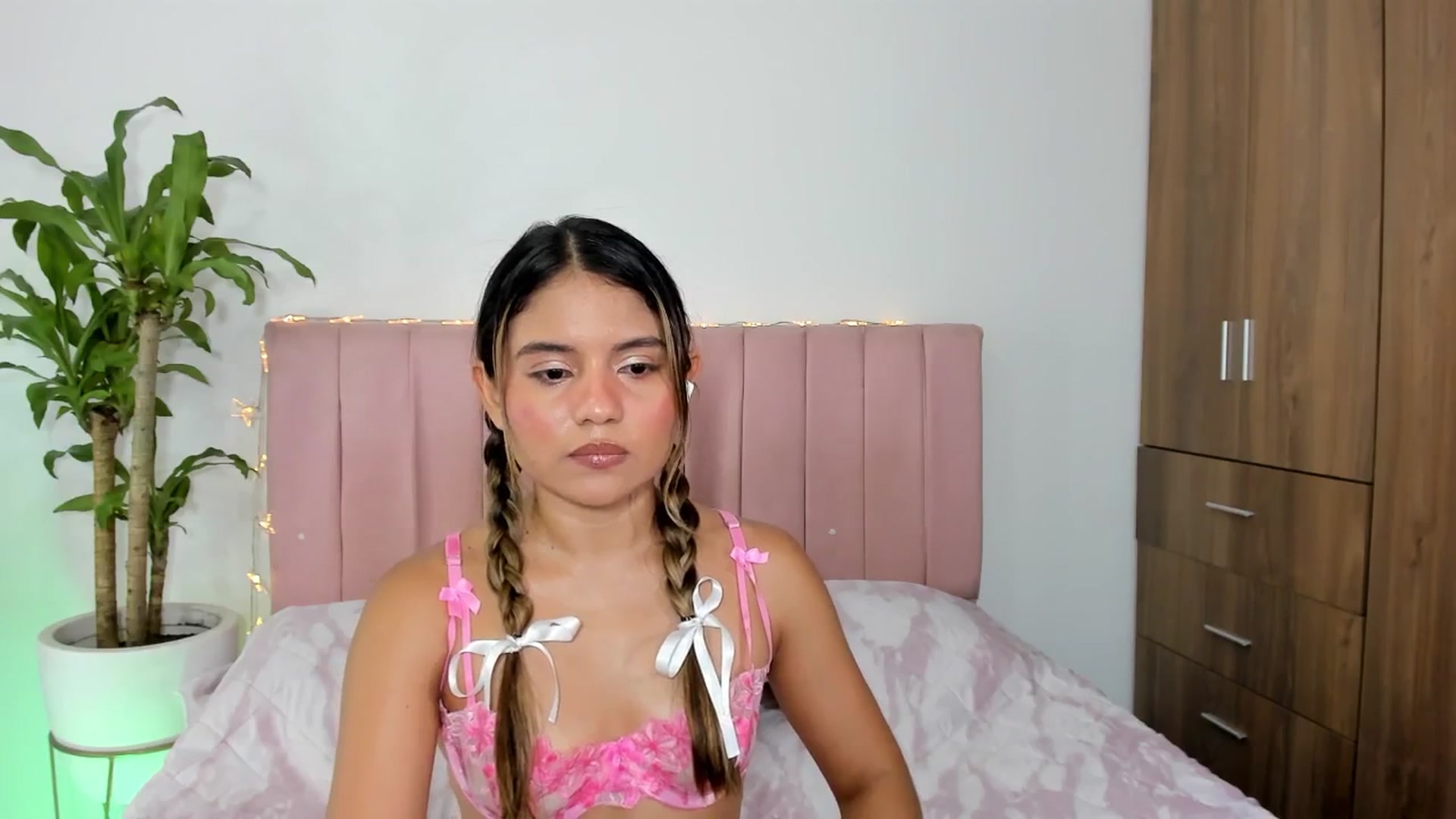 Gallery image thumbnail from Xoxo_danna's myfreecams stream on, 01/28/2026, 09:37 image 7 of 20