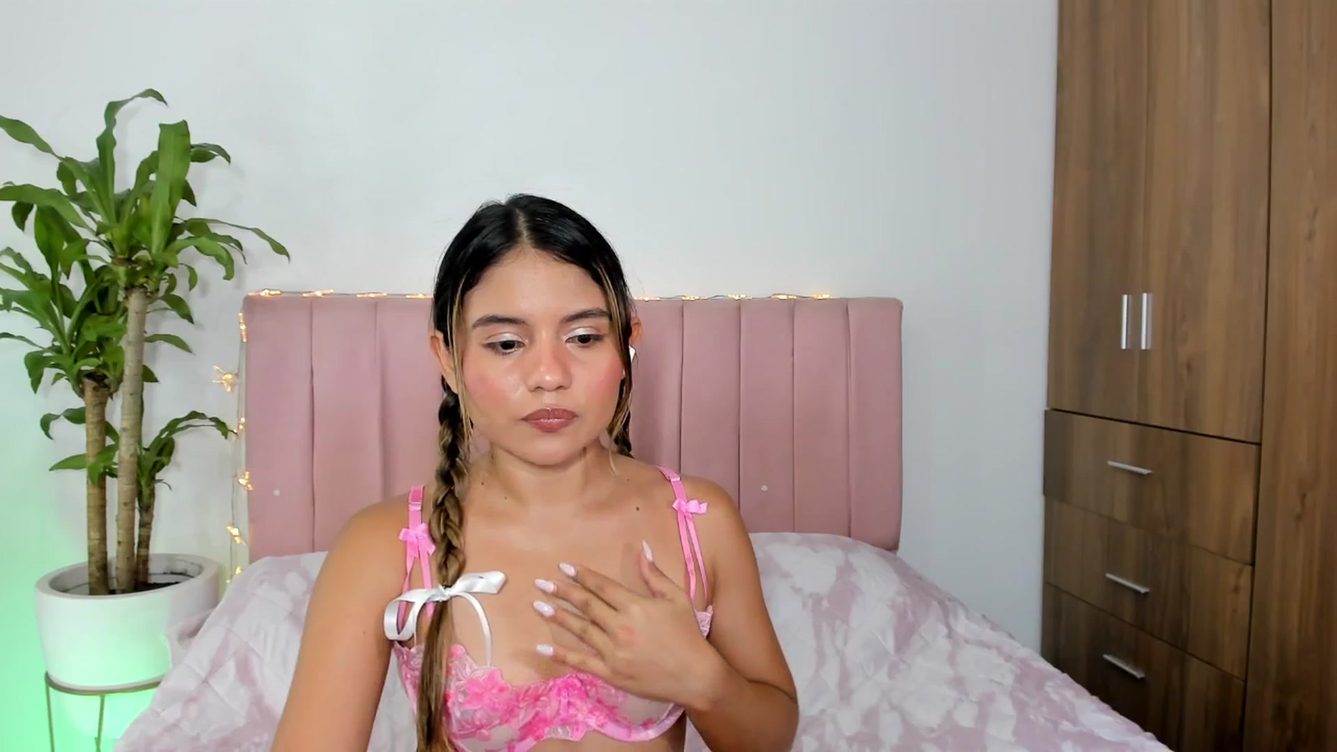 Gallery image thumbnail from Xoxo_danna's myfreecams stream on, 01/28/2026, 09:37 image 5 of 20