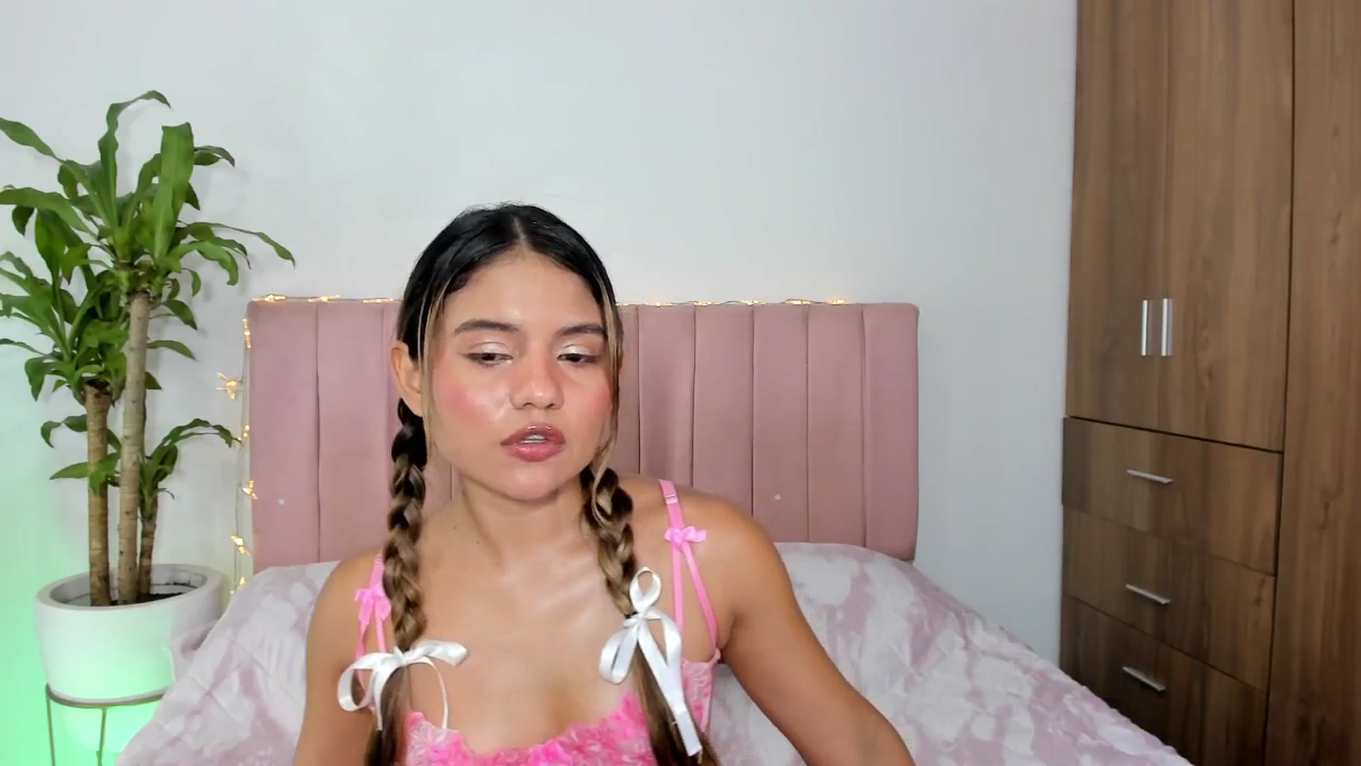 Gallery image thumbnail from Xoxo_danna's myfreecams stream on, 01/28/2026, 09:37 image 6 of 20