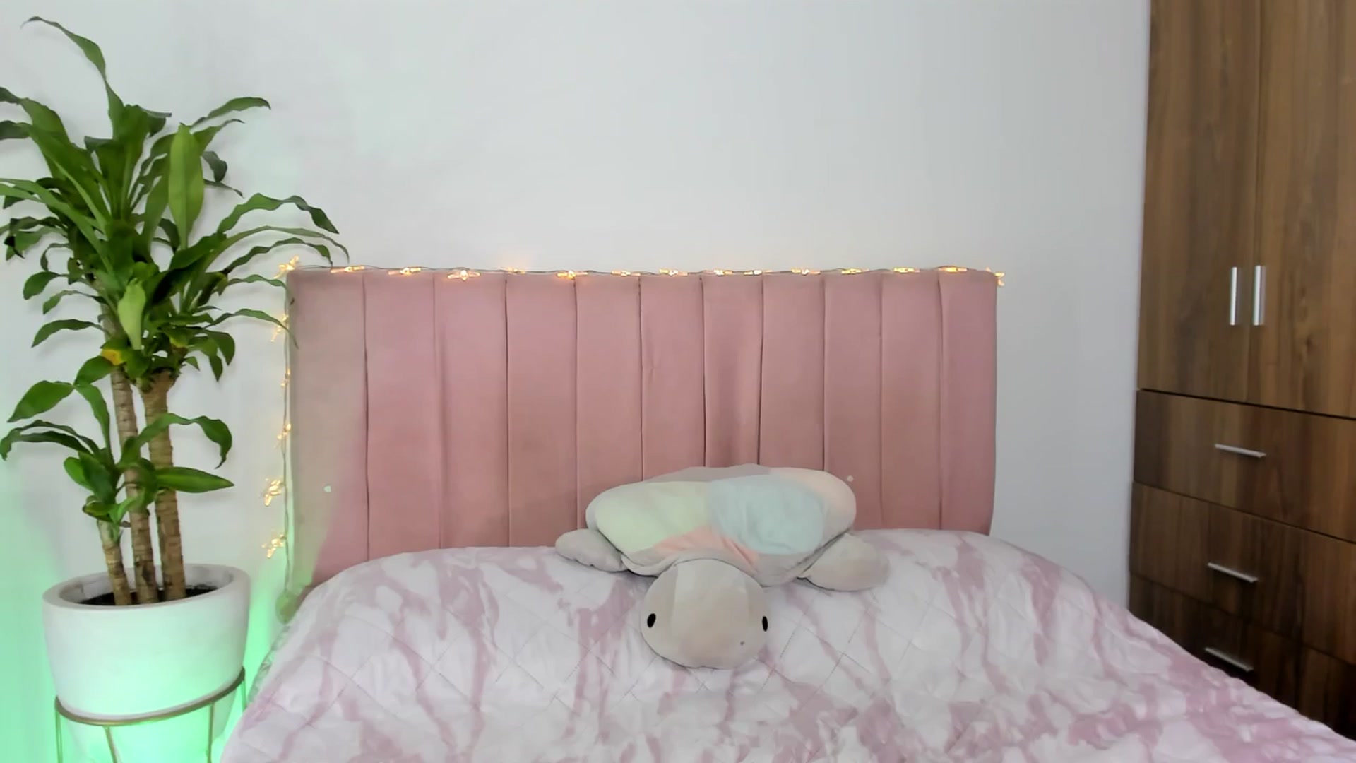 Gallery image thumbnail from Xoxo_danna's myfreecams stream on, 02/12/2026, 08:31 image 10 of 20