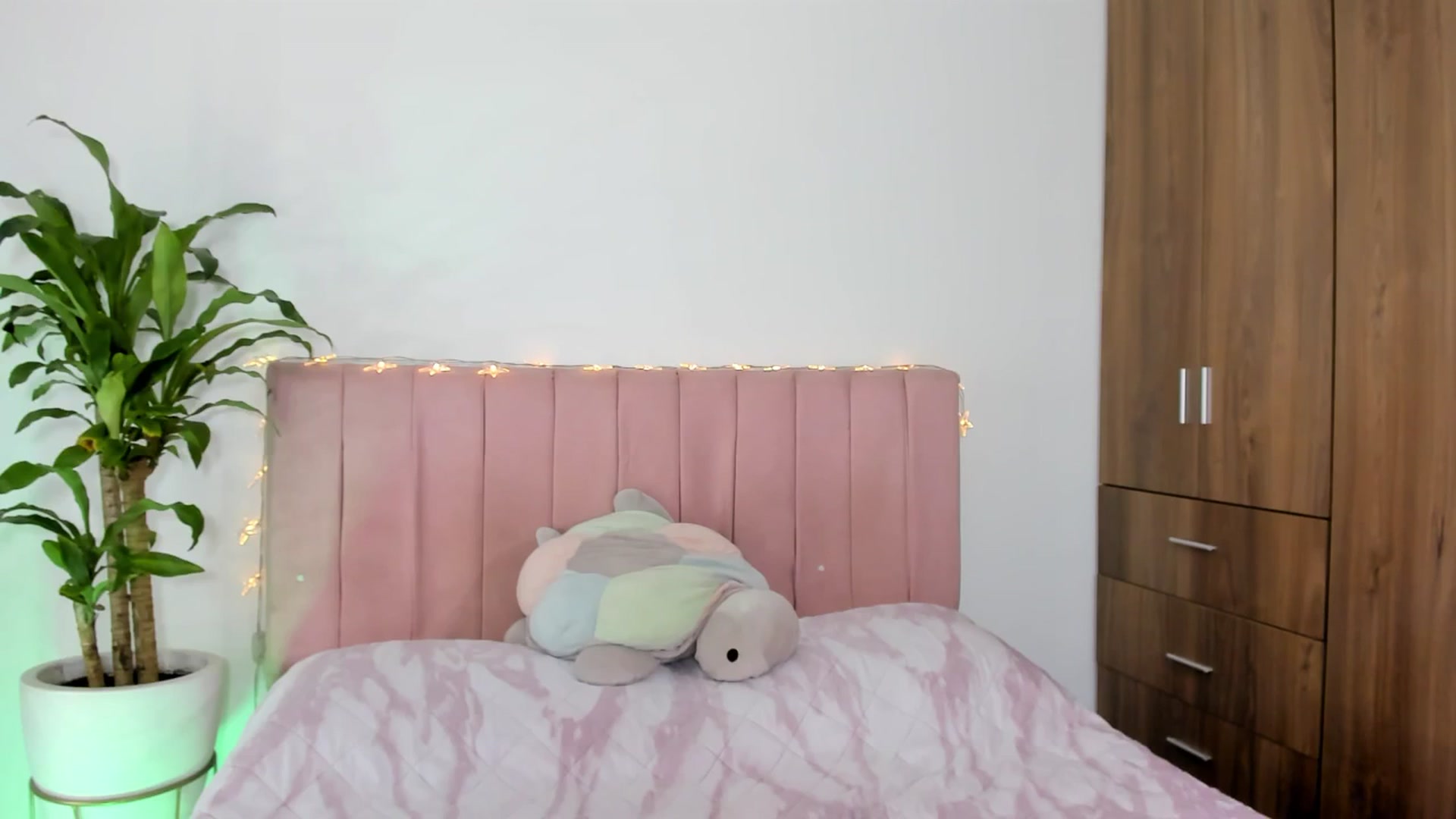Gallery image thumbnail from Xoxo_danna's myfreecams stream on, 02/13/2026, 06:28 image 2 of 20