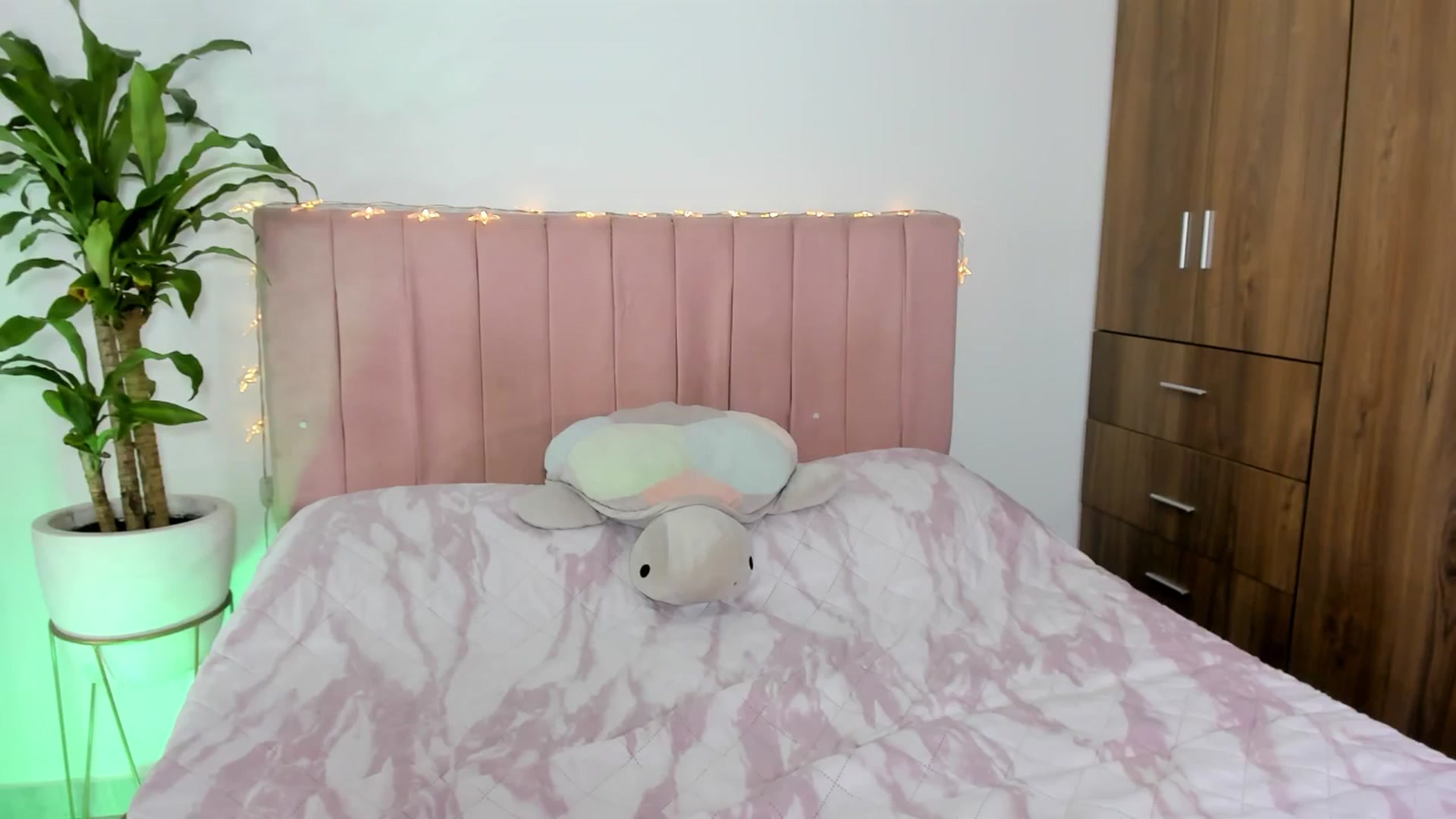 Gallery image thumbnail from Xoxo_danna's myfreecams stream on, 02/13/2026, 08:09 image 13 of 20