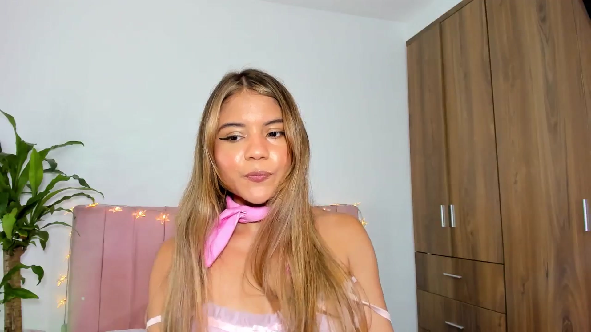 Gallery image thumbnail from Xoxo_danna's myfreecams stream on, 02/17/2026, 09:40 image 15 of 20