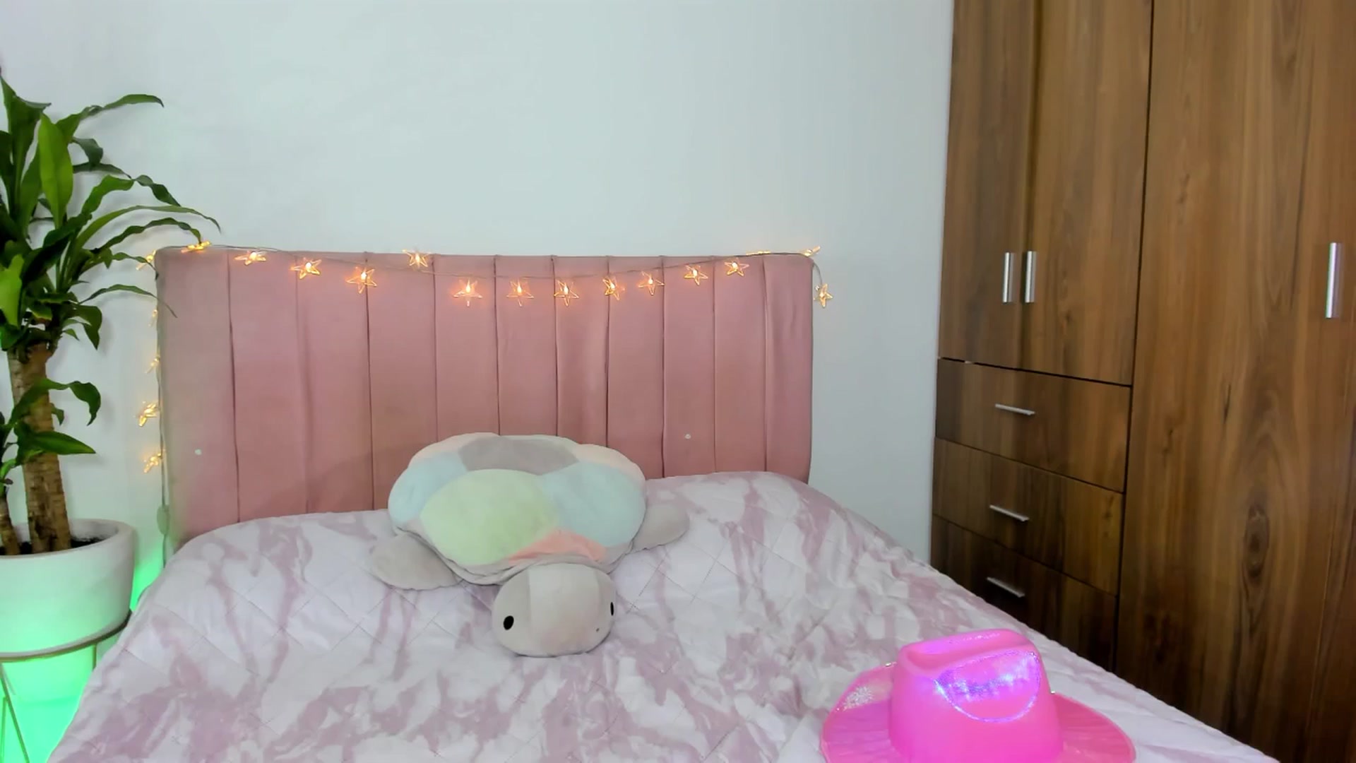 Gallery image thumbnail from Xoxo_danna's myfreecams stream on, 02/17/2026, 09:40 image 9 of 20