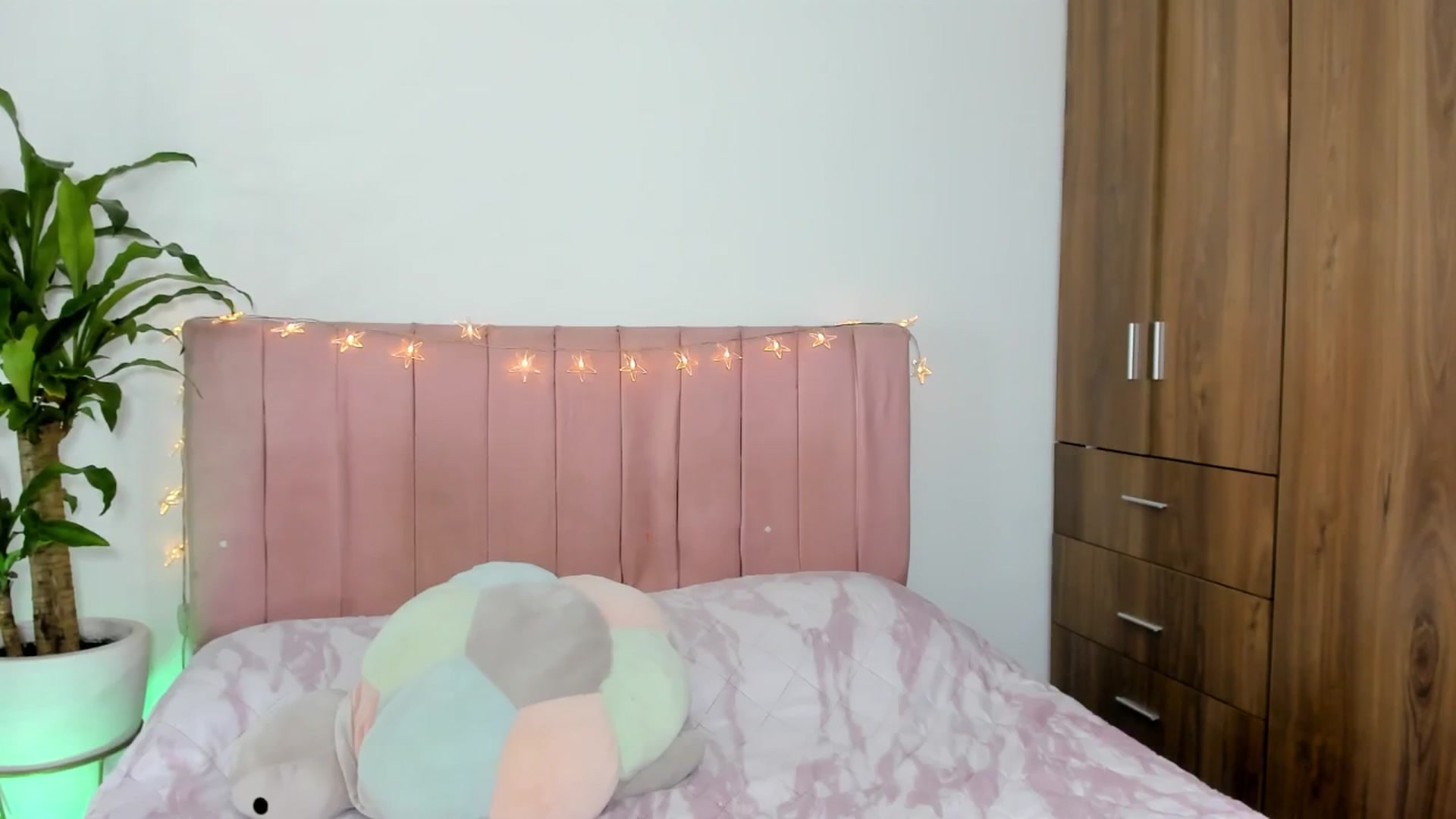 Gallery image thumbnail from Xoxo_danna's myfreecams stream on, 02/17/2026, 13:05 image 16 of 20