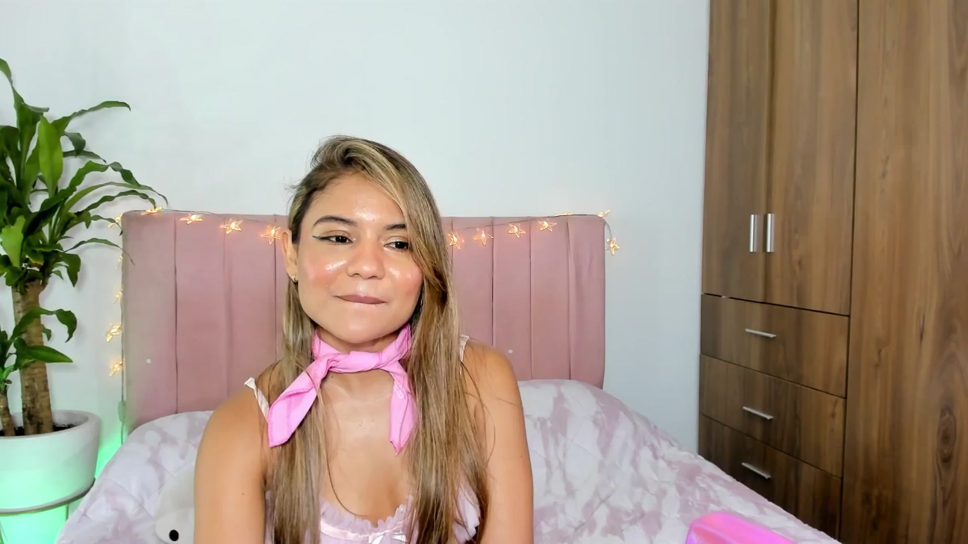 Gallery image thumbnail from Xoxo_danna's myfreecams stream on, 02/17/2026, 13:05 image 20 of 20