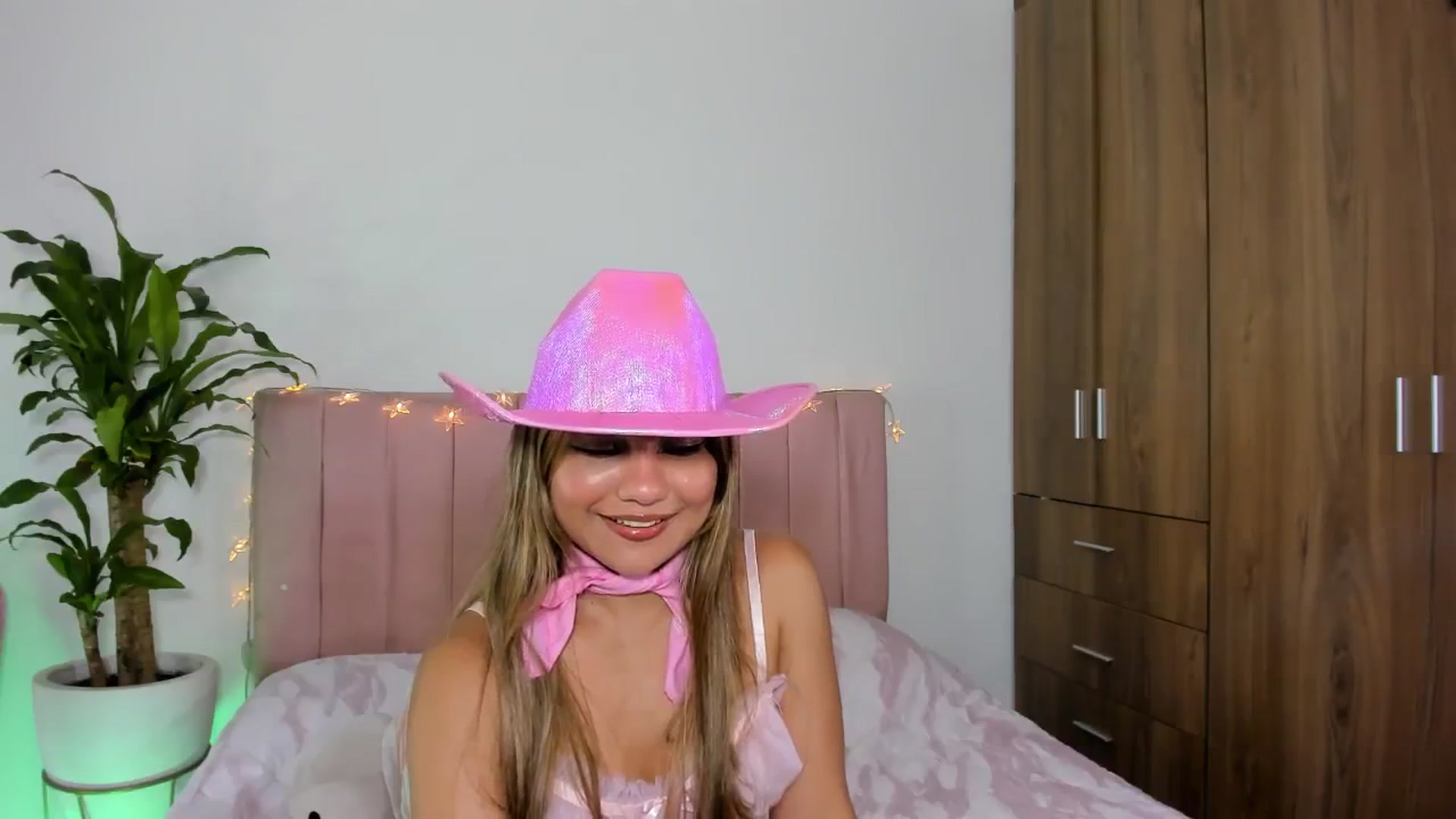 Gallery image thumbnail from Xoxo_danna's myfreecams stream on, 02/17/2026, 13:05 image 5 of 20