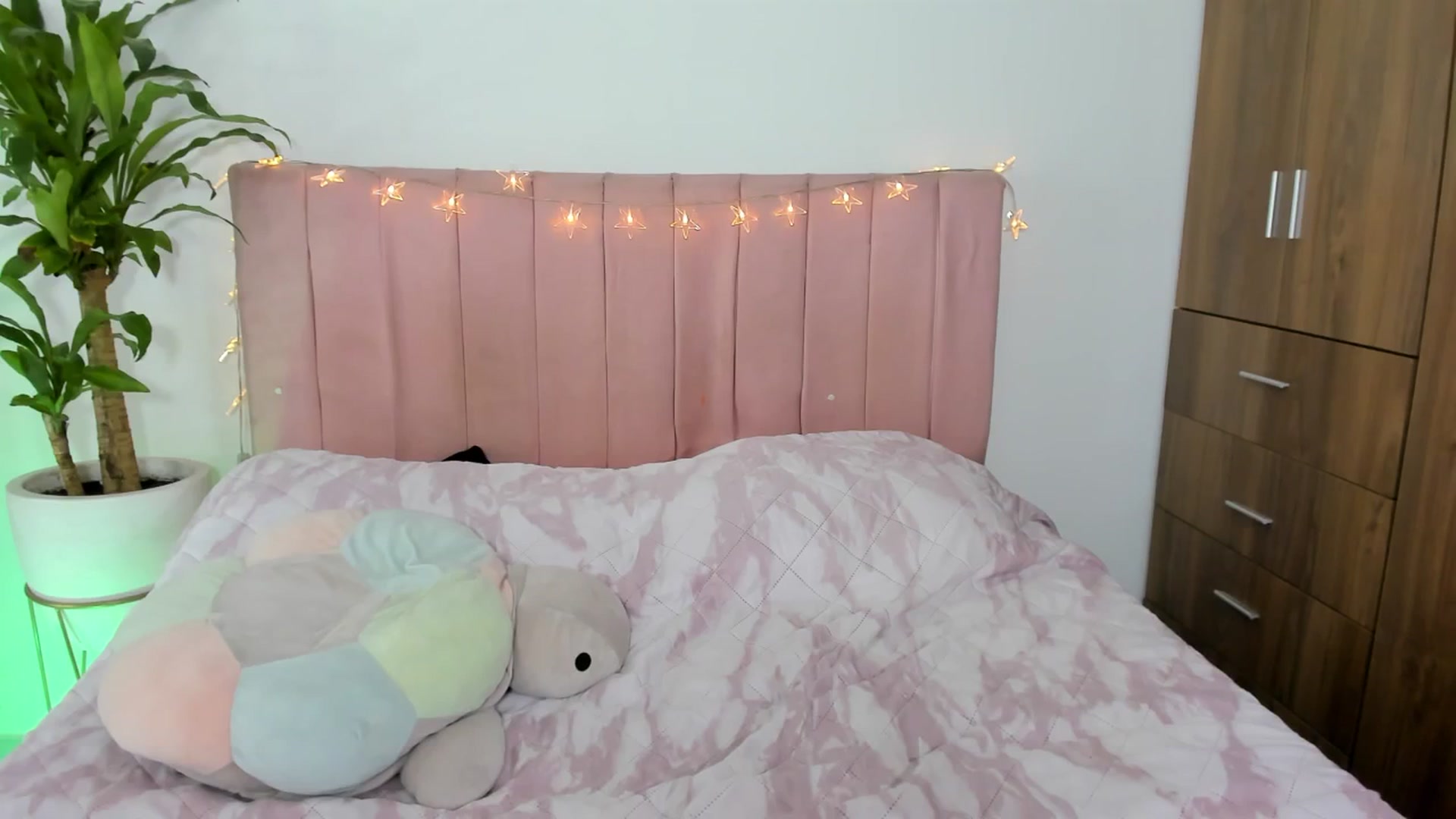 Gallery image thumbnail from Xoxo_danna's myfreecams stream on, 02/19/2026, 08:22 image 19 of 20