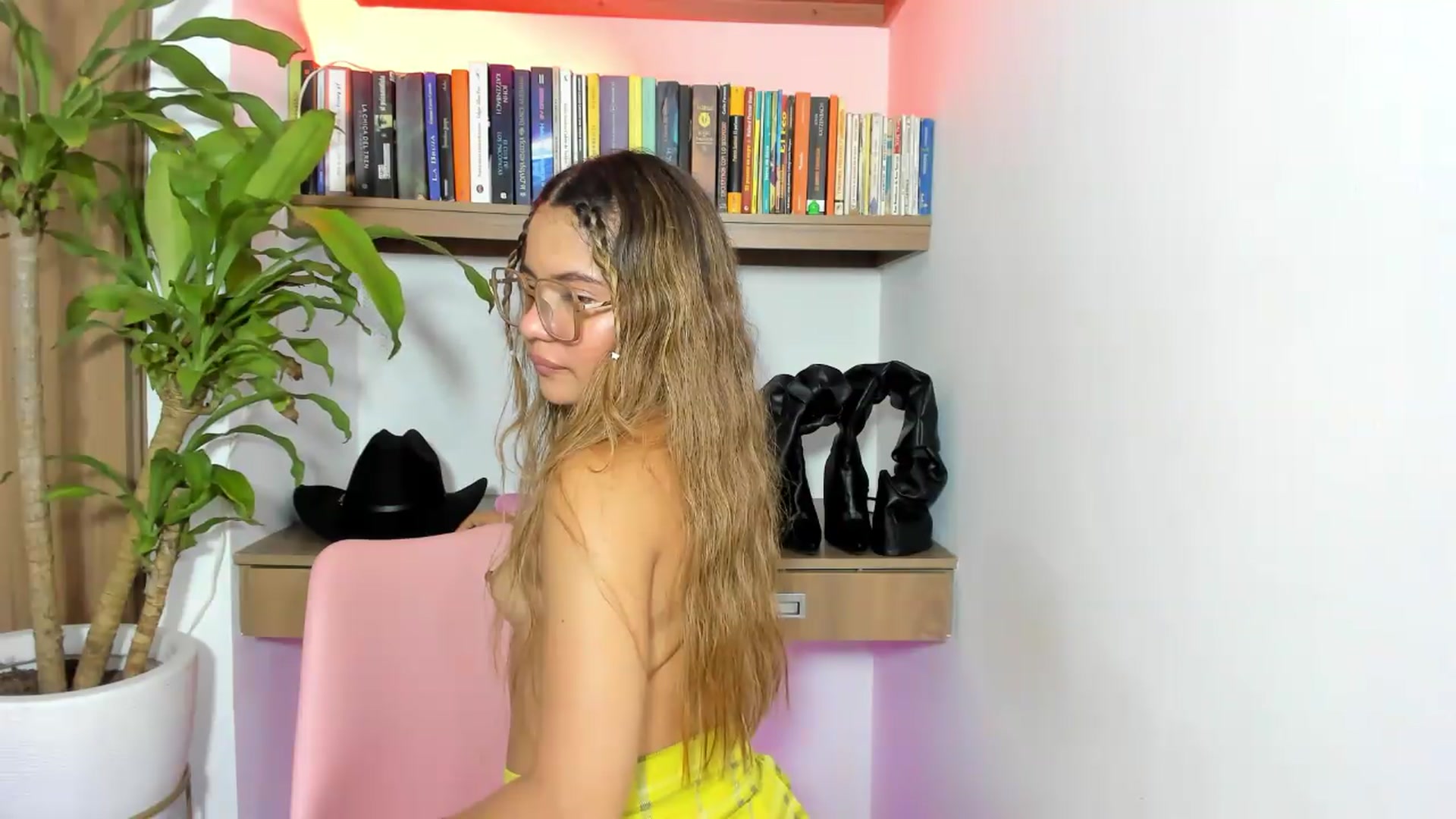 Gallery image thumbnail from Xoxo_danna's myfreecams stream on, 05/20/2026, 10:07 image 20 of 20