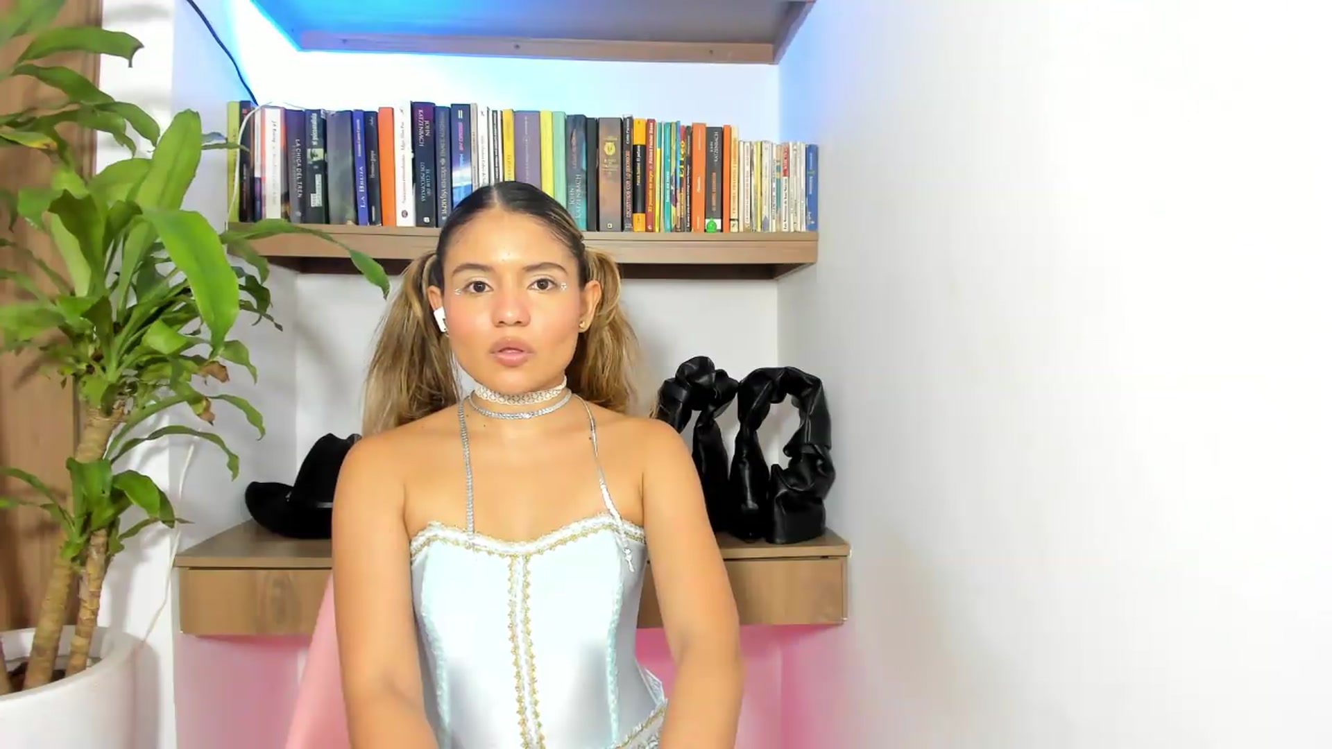 Gallery image thumbnail from Xoxo_danna's myfreecams stream on, 05/21/2026, 08:38 image 13 of 20