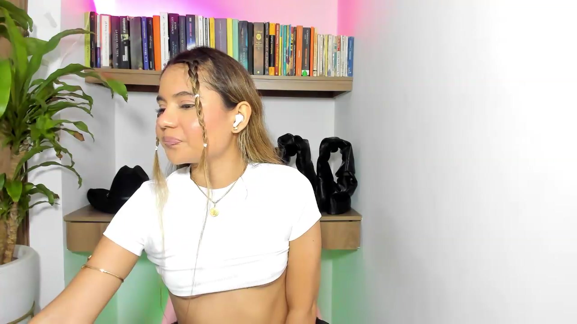 Gallery image thumbnail from Xoxo_danna's myfreecams stream on, 05/26/2026, 09:27 image 7 of 20