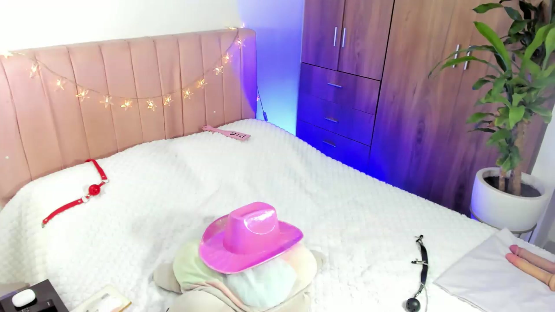 Gallery image thumbnail from Xoxo_danna's myfreecams stream on, 06/03/2026, 08:03 image 15 of 20