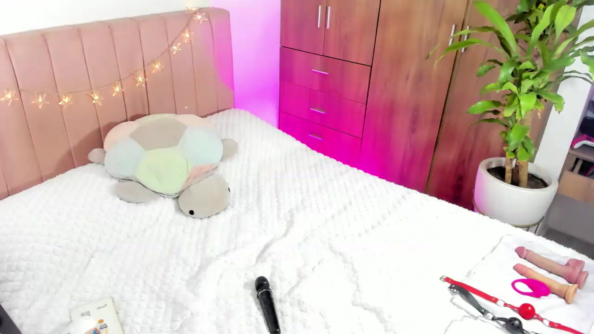 Gallery image thumbnail from Xoxo_danna's myfreecams stream on, 06/10/2026, 10:03 image 1 of 20