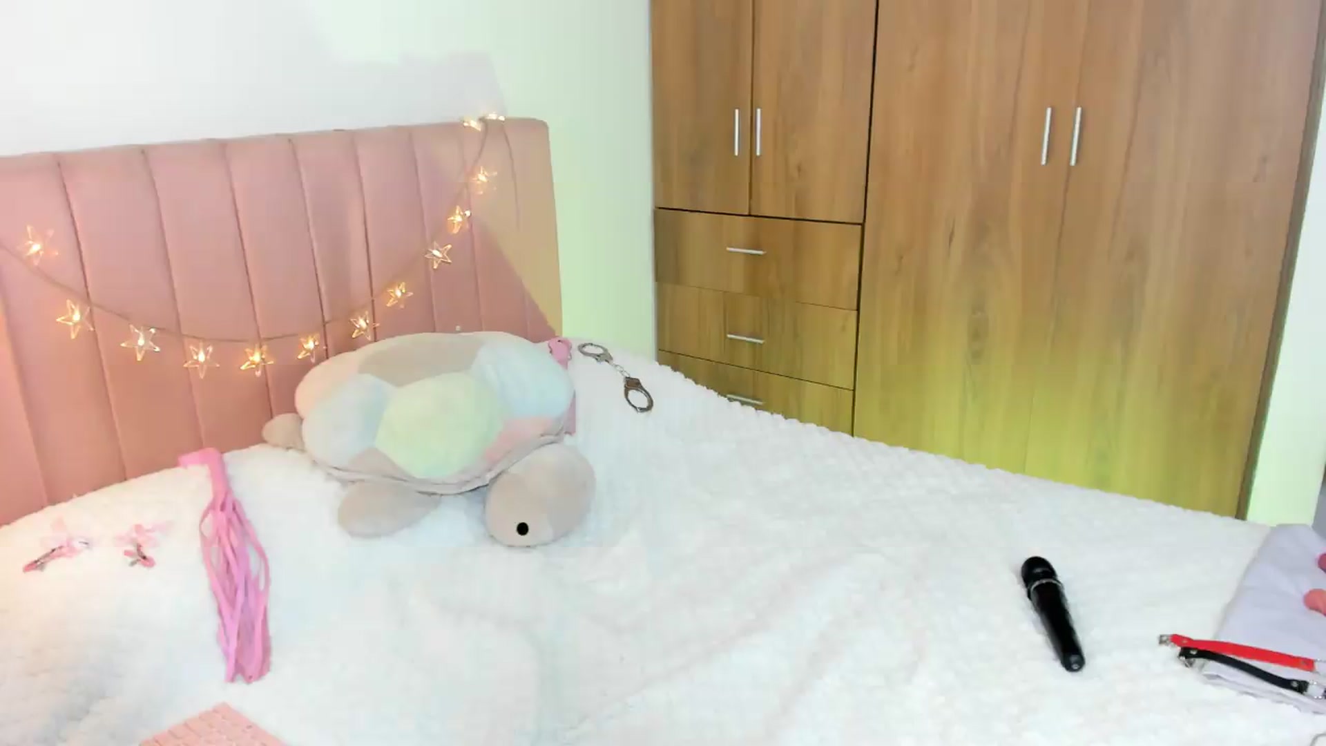 Gallery image thumbnail from Xoxo_danna's myfreecams stream on, 06/19/2026, 08:46 image 13 of 20