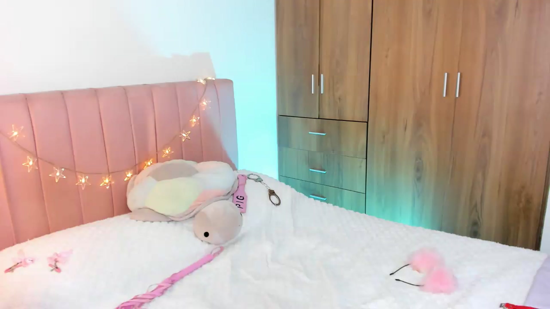 Gallery image thumbnail from Xoxo_danna's myfreecams stream on, 06/19/2026, 10:55 image 20 of 20