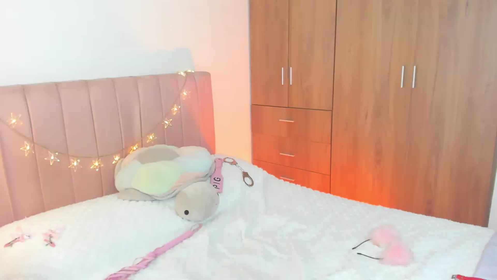 Gallery image thumbnail from Xoxo_danna's myfreecams stream on, 06/19/2026, 10:55 image 19 of 20