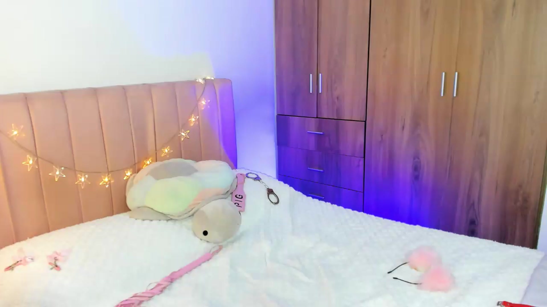 Gallery image thumbnail from Xoxo_danna's myfreecams stream on, 06/19/2026, 10:55 image 18 of 20