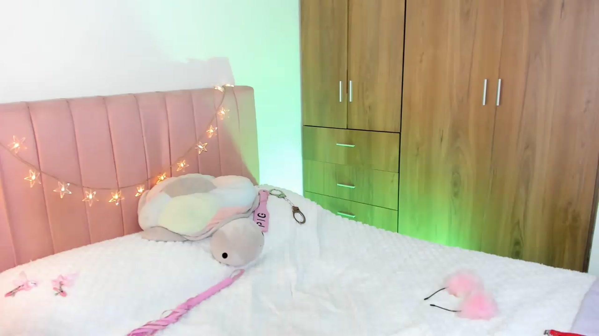 Gallery image thumbnail from Xoxo_danna's myfreecams stream on, 06/19/2026, 10:55 image 17 of 20