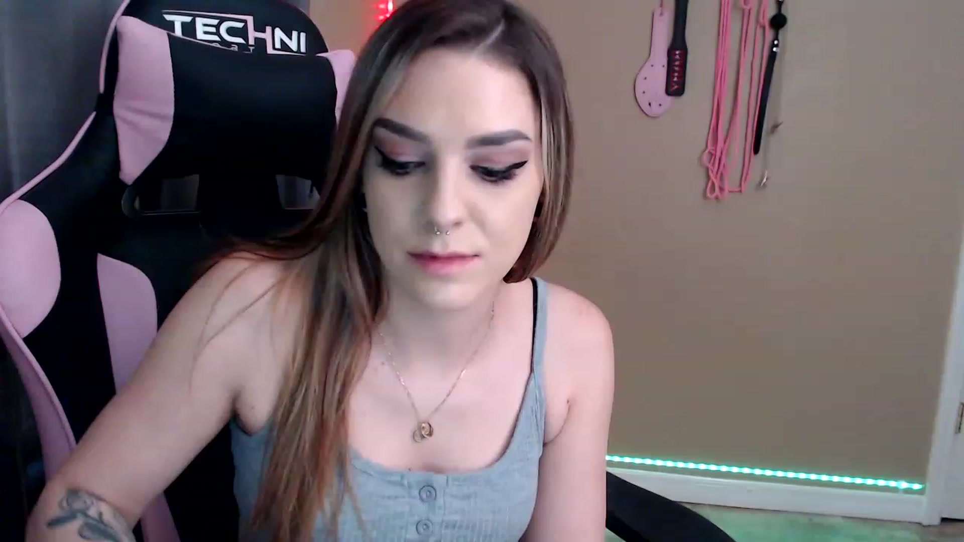 Gallery image thumbnail from XrileyhazeX's myfreecams stream on, 12/21/2022, 22:08 image 19 of 20