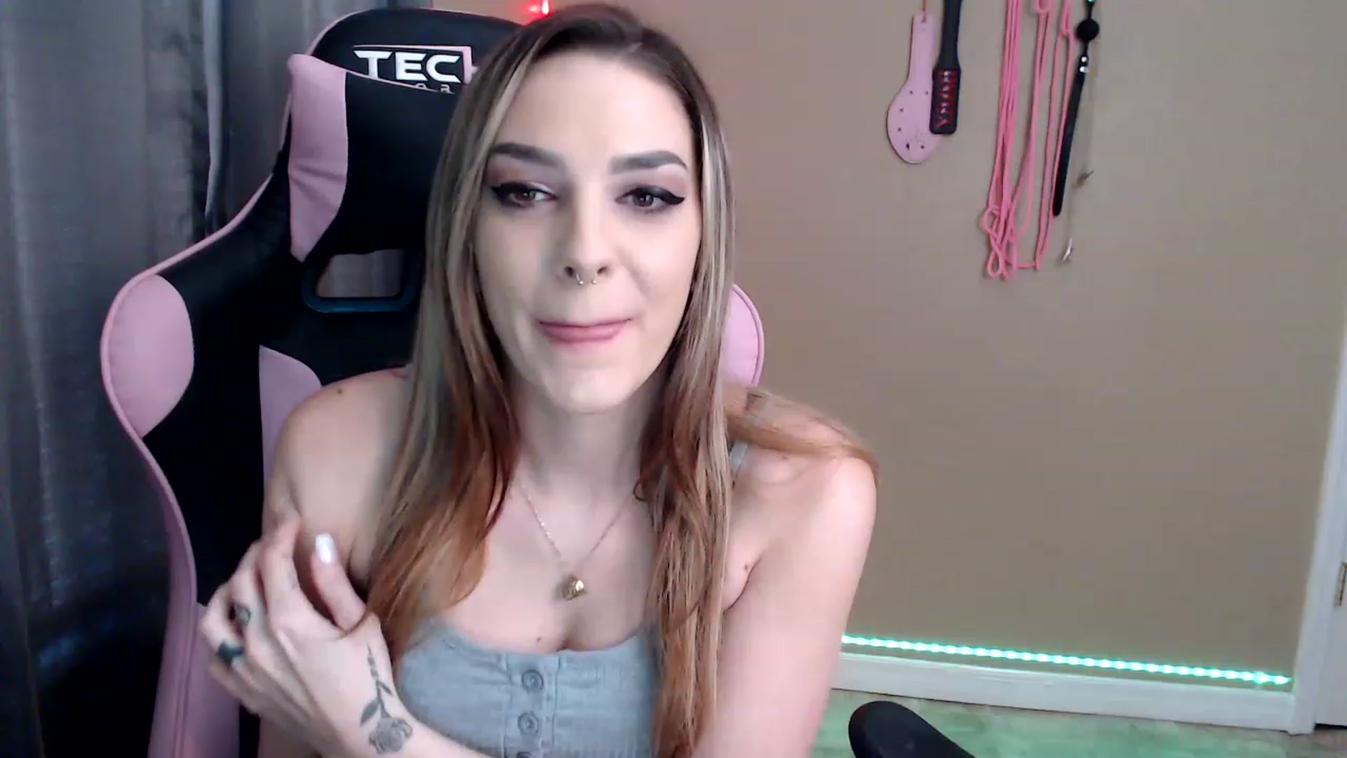 Gallery image thumbnail from XrileyhazeX's myfreecams stream on, 12/21/2022, 22:08 image 18 of 20