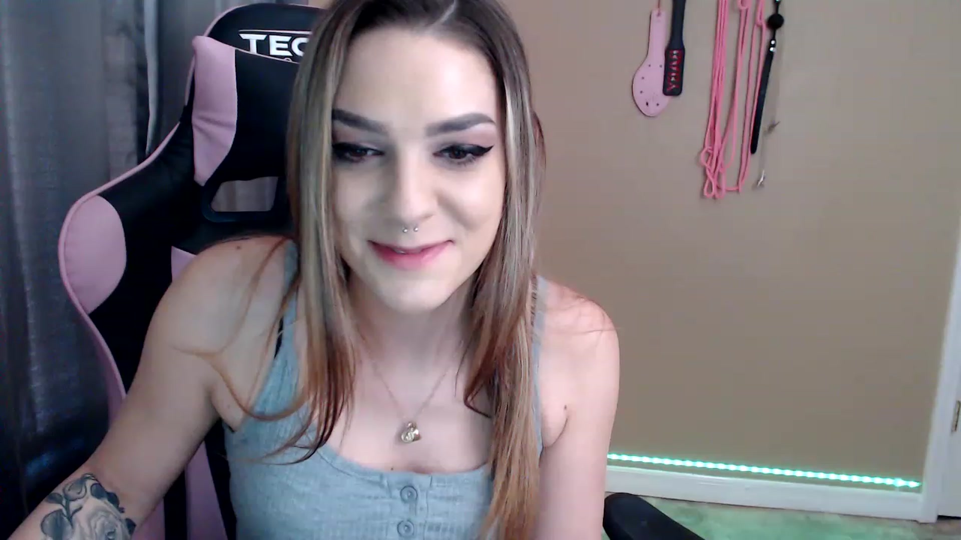 Gallery image thumbnail from XrileyhazeX's myfreecams stream on, 12/21/2022, 22:08 image 16 of 20