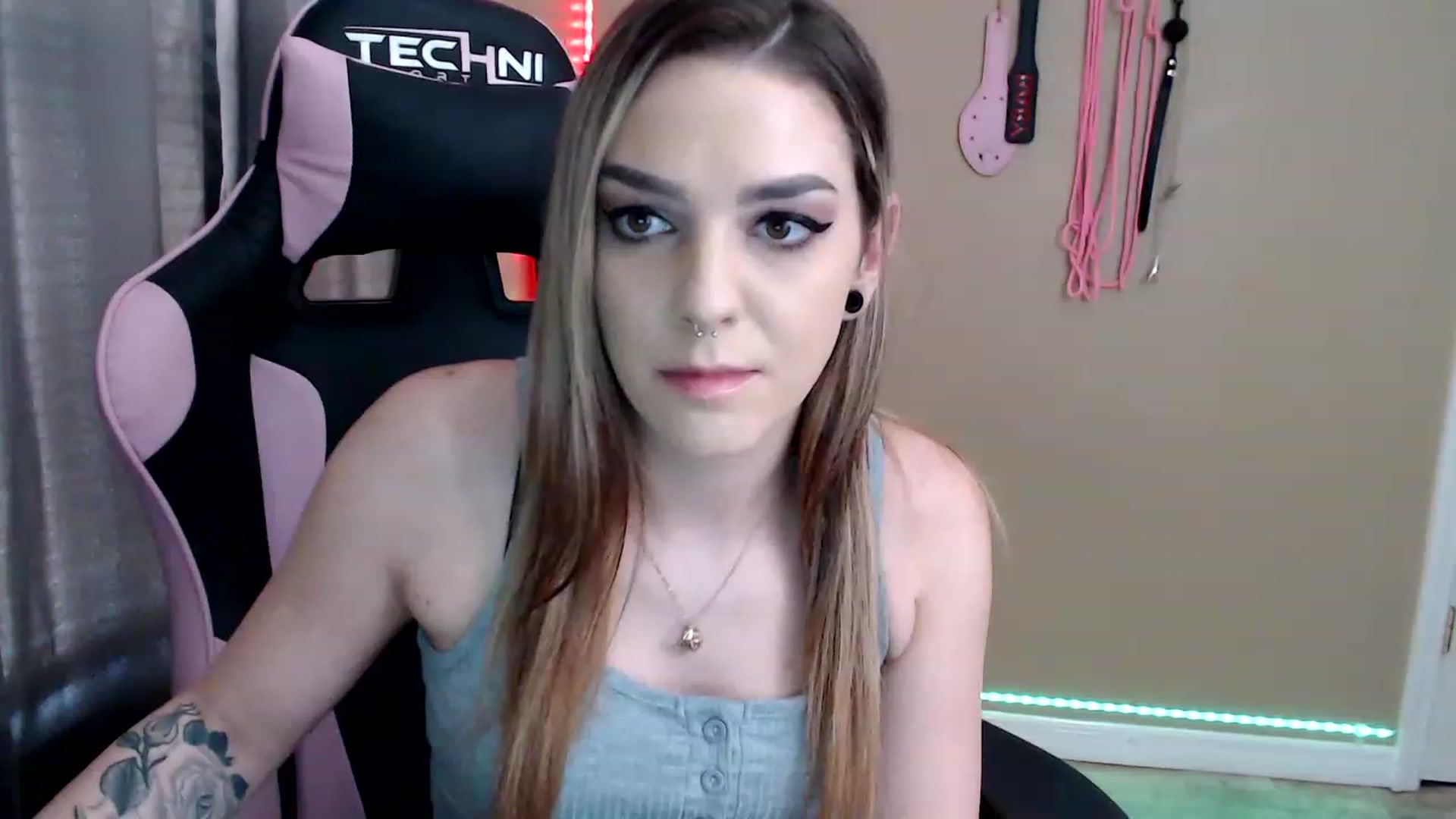 Gallery image thumbnail from XrileyhazeX's myfreecams stream on, 12/21/2022, 22:08 image 2 of 20