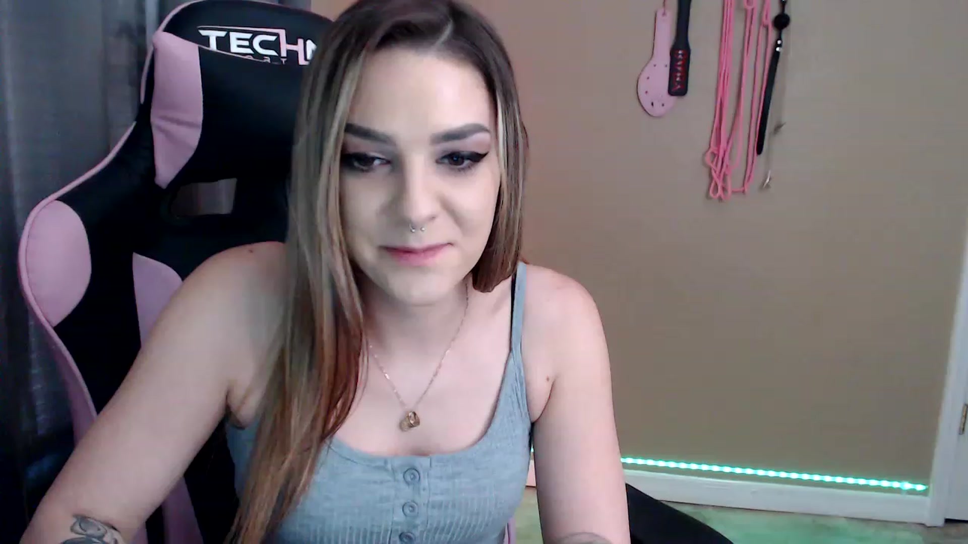 Gallery image thumbnail from XrileyhazeX's myfreecams stream on, 12/21/2022, 22:08 image 17 of 20