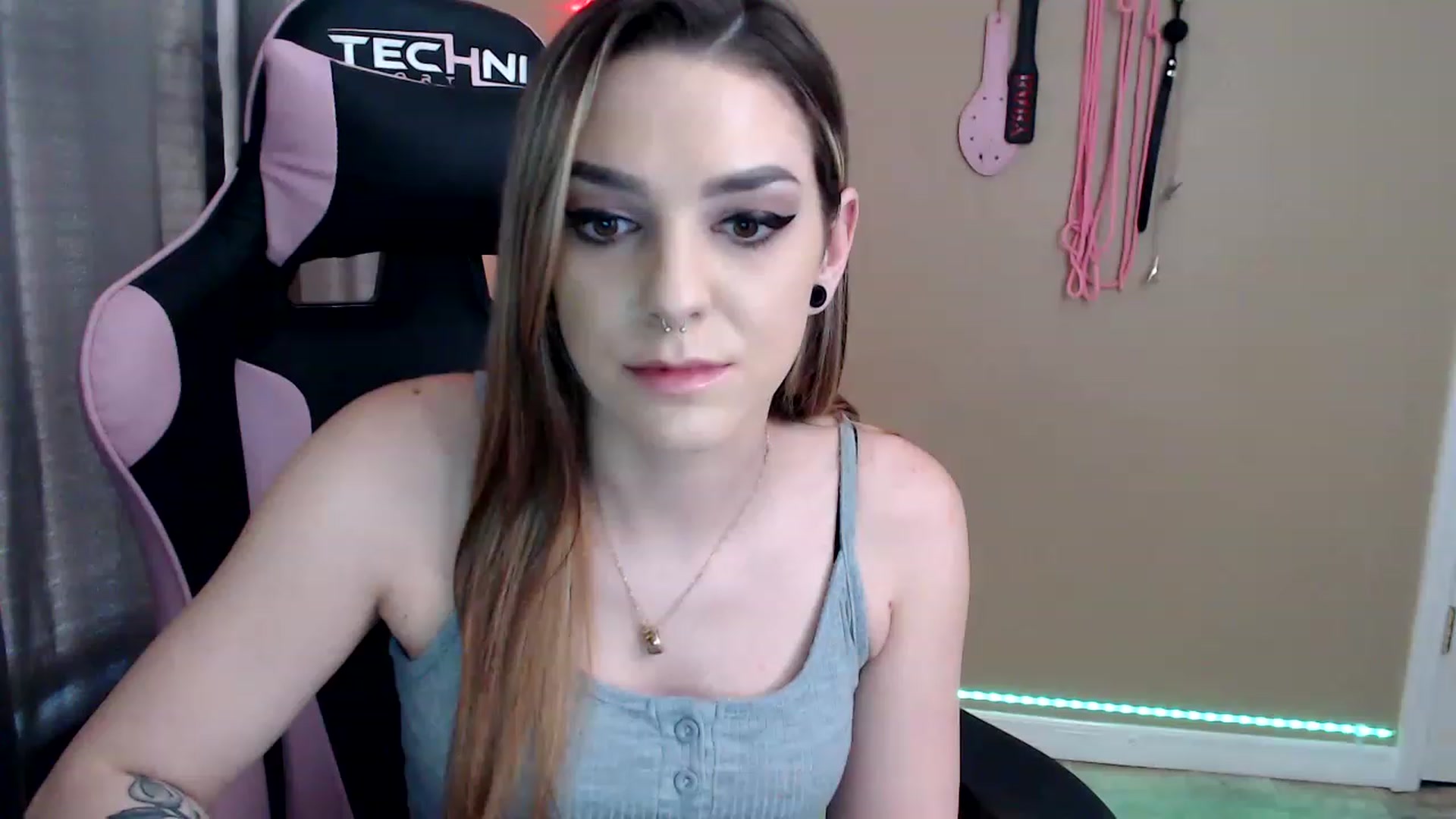 Gallery image thumbnail from XrileyhazeX's myfreecams stream on, 12/21/2022, 22:08 image 4 of 20