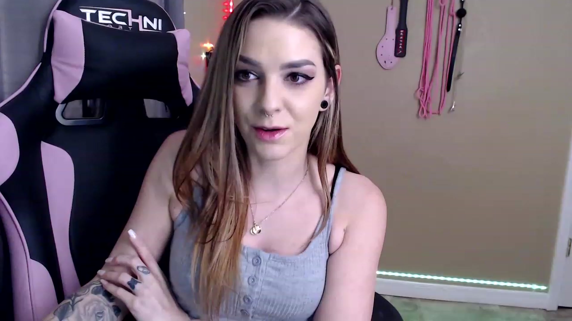 Gallery image thumbnail from XrileyhazeX's myfreecams stream on, 12/21/2022, 22:08 image 9 of 20
