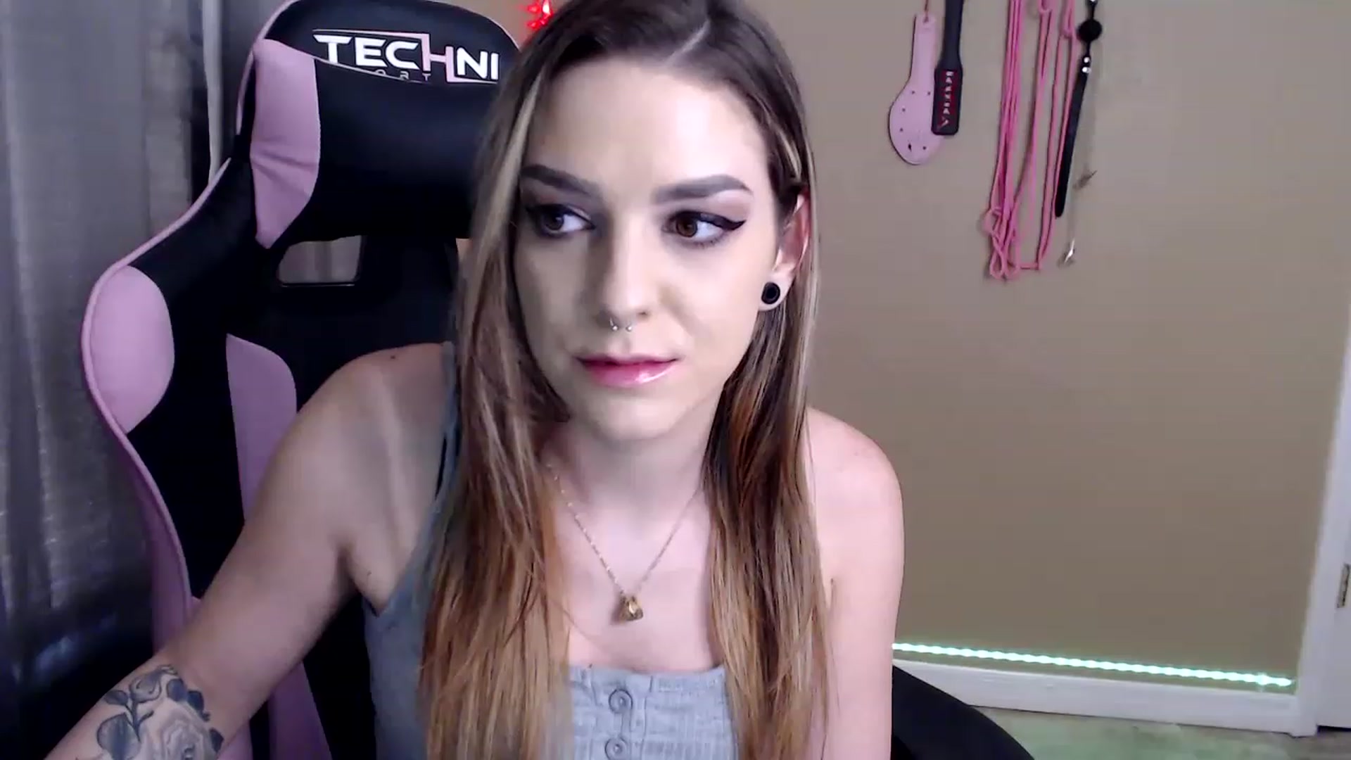Gallery image thumbnail from XrileyhazeX's myfreecams stream on, 12/21/2022, 22:08 image 7 of 20