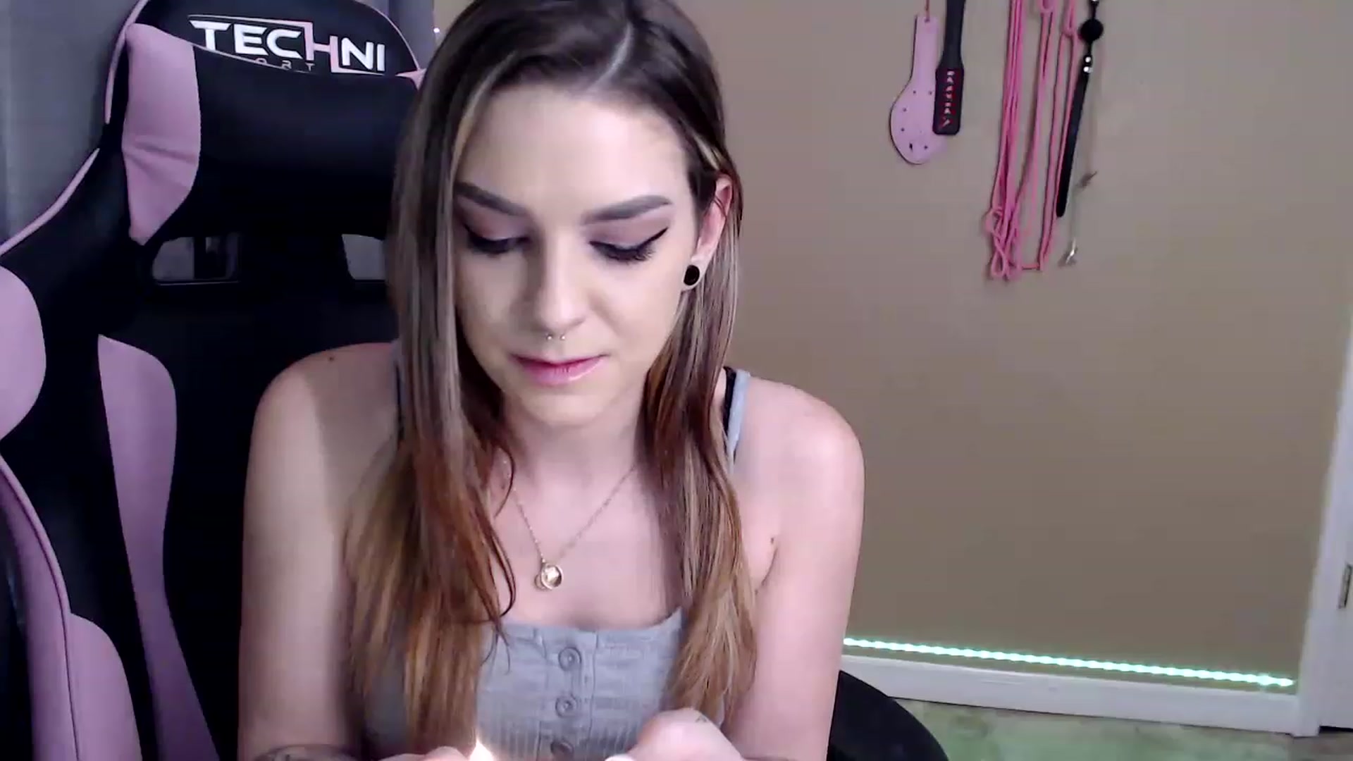 Gallery image thumbnail from XrileyhazeX's myfreecams stream on, 12/21/2022, 22:08 image 11 of 20