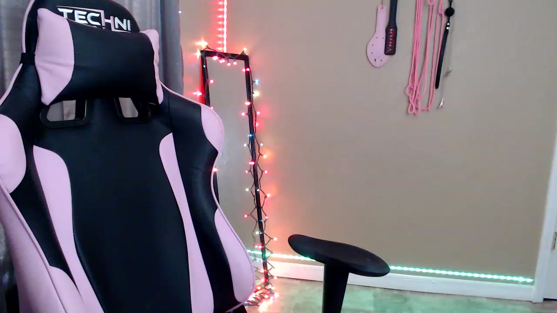 Gallery image thumbnail from XrileyhazeX's myfreecams stream on, 12/21/2022, 22:08 image 3 of 20