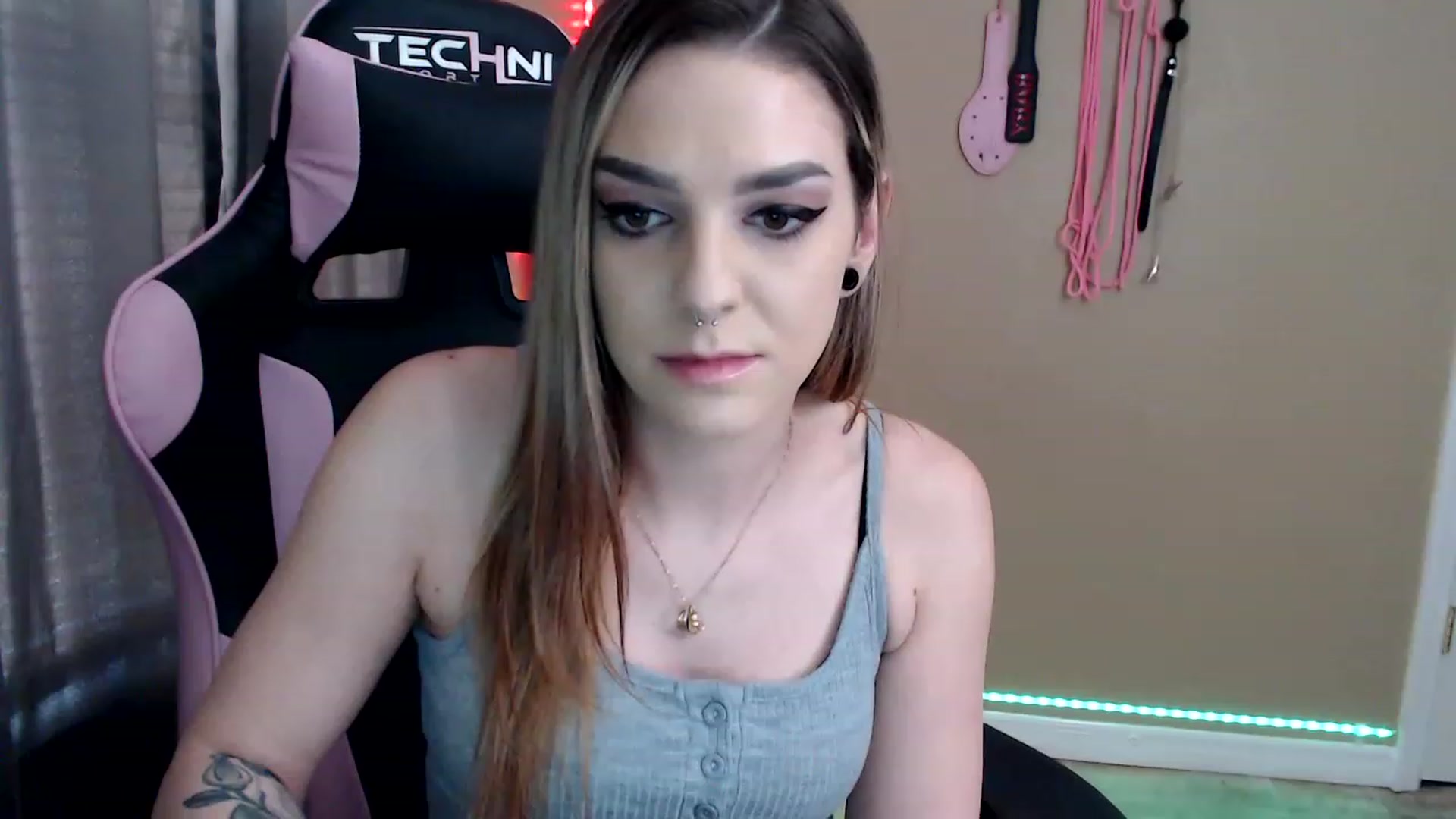 Gallery image thumbnail from XrileyhazeX's myfreecams stream on, 12/21/2022, 22:08 image 1 of 20