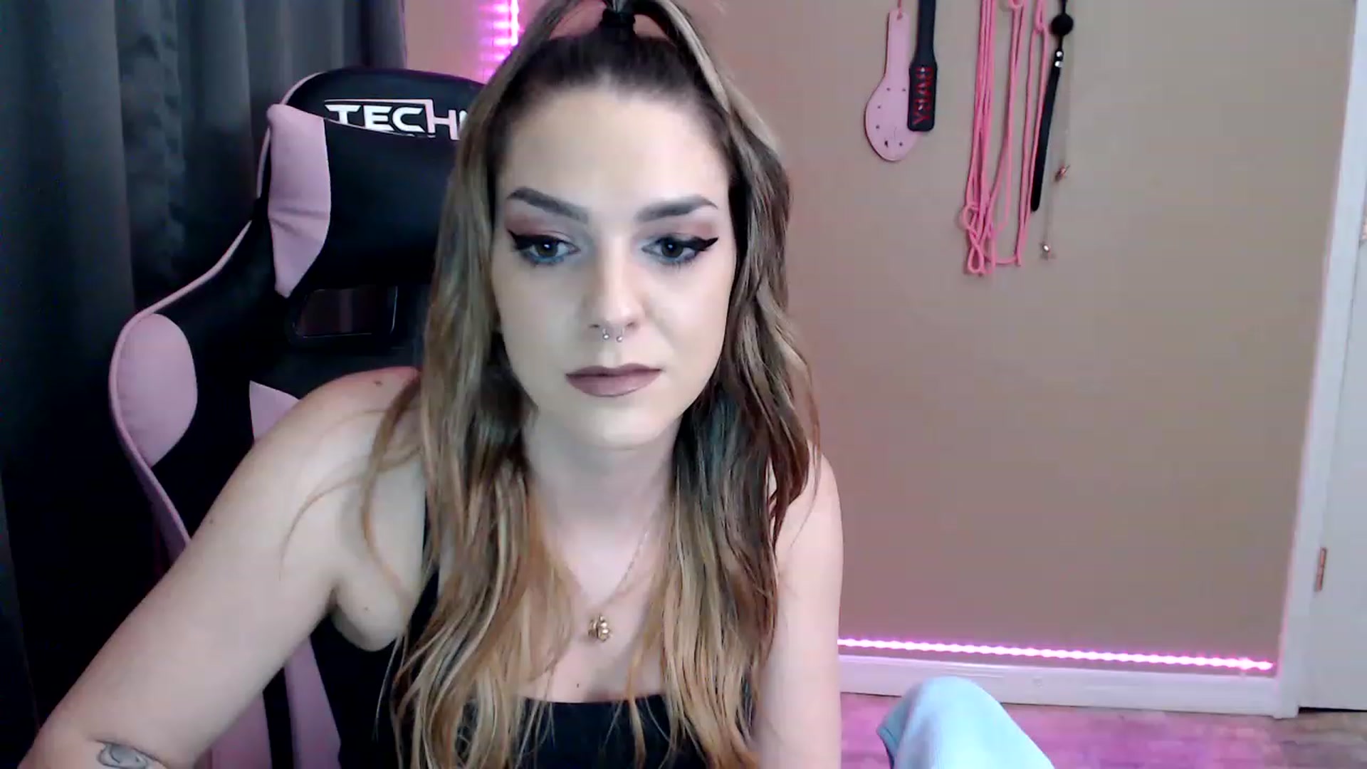 Gallery image thumbnail from XrileyhazeX's myfreecams stream on, 01/17/2023, 24:59 image 15 of 20
