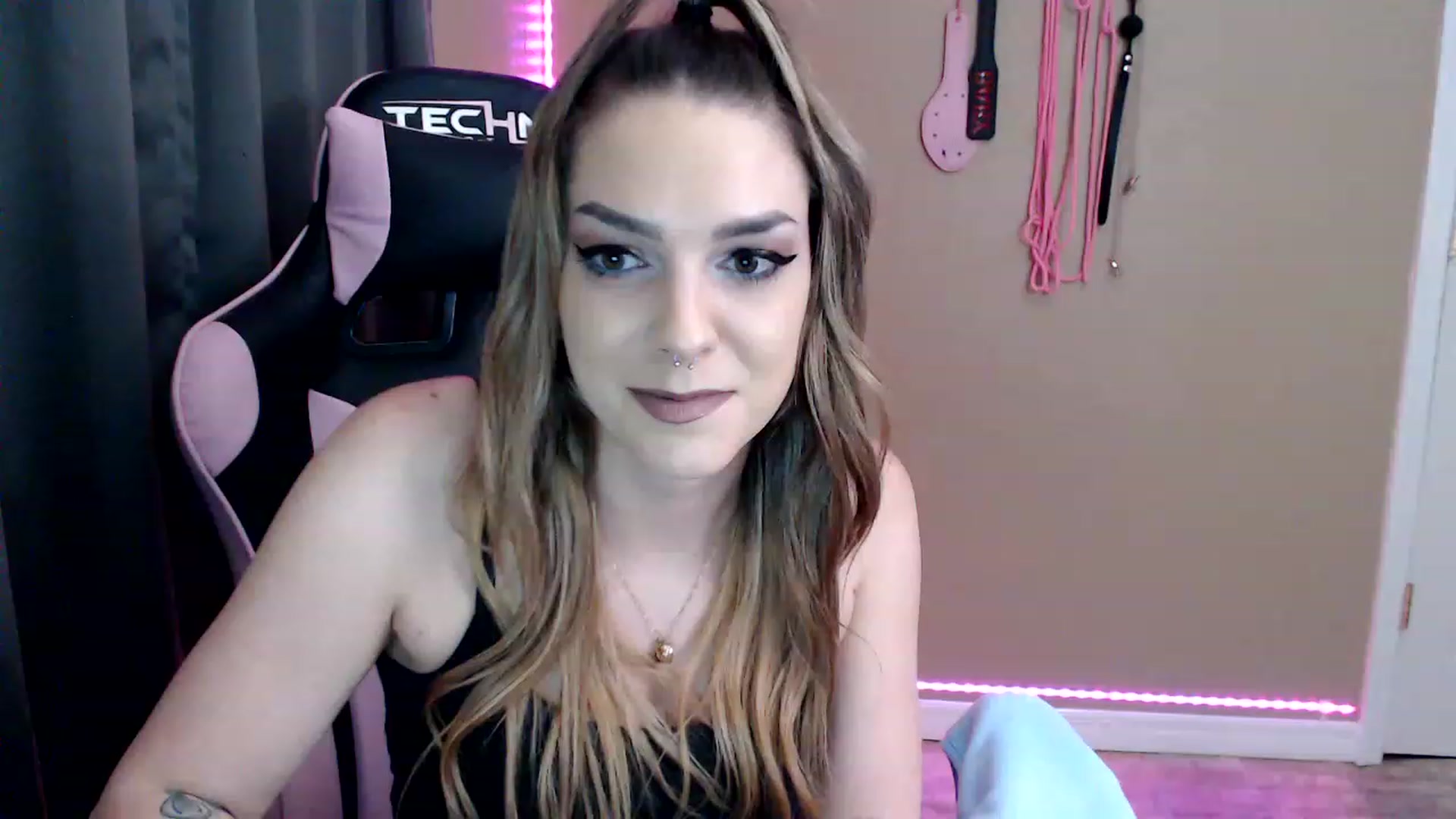 Gallery image thumbnail from XrileyhazeX's myfreecams stream on, 01/17/2023, 24:59 image 2 of 20