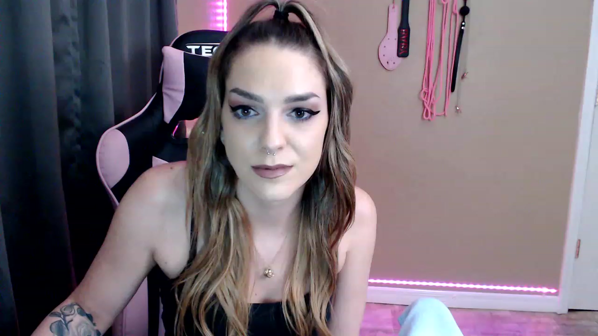 Gallery image thumbnail from XrileyhazeX's myfreecams stream on, 01/17/2023, 24:59 image 11 of 20