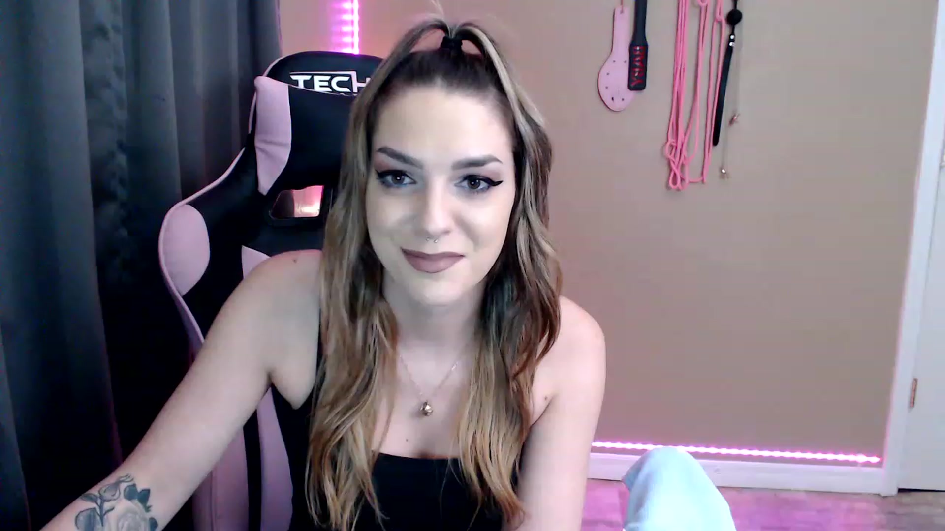 Gallery image thumbnail from XrileyhazeX's myfreecams stream on, 01/17/2023, 24:59 image 7 of 20