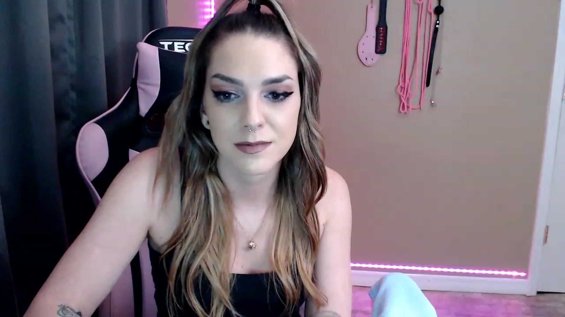 Gallery image thumbnail from XrileyhazeX's myfreecams stream on, 01/17/2023, 24:59 image 9 of 20