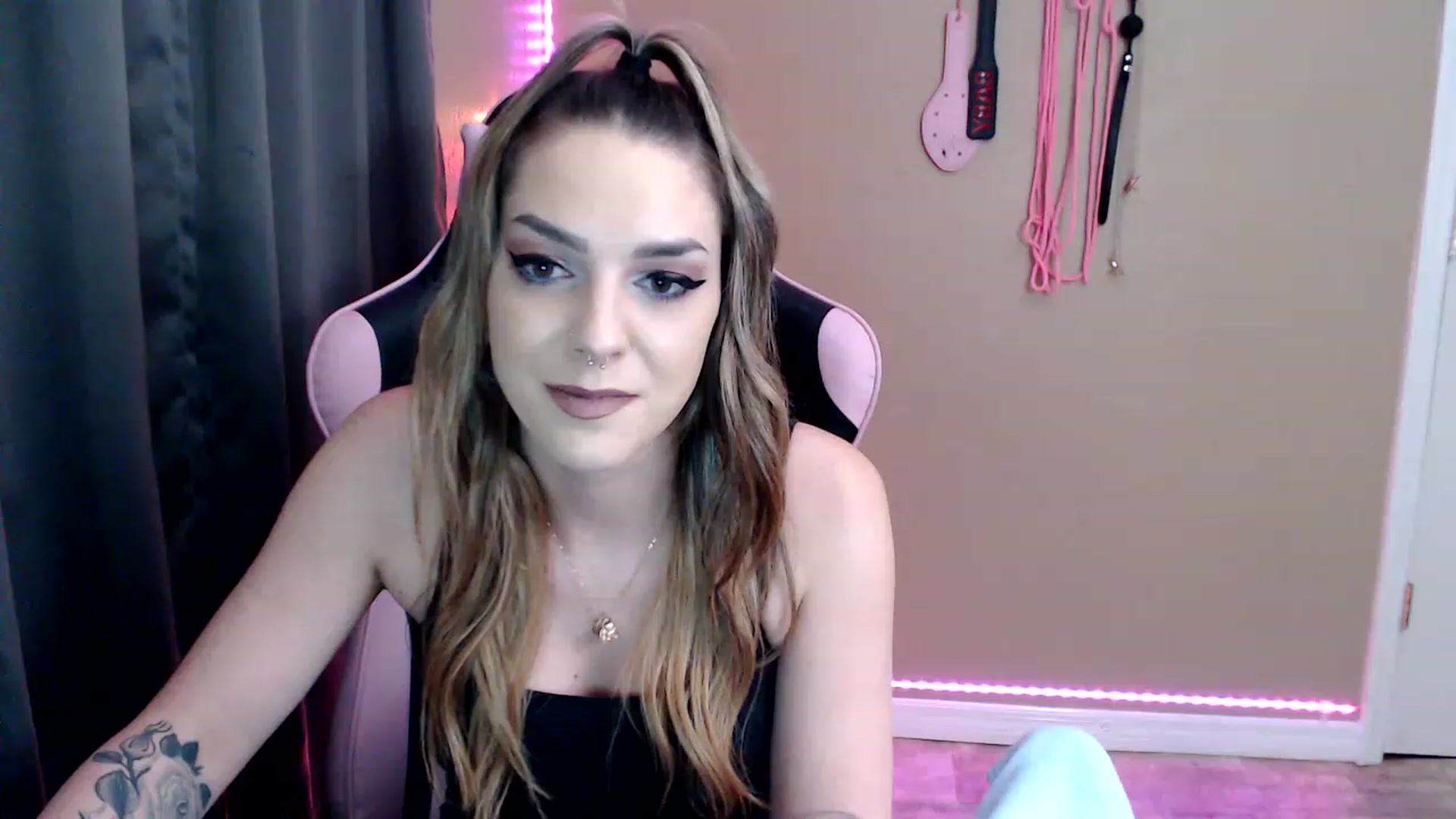 Gallery image thumbnail from XrileyhazeX's myfreecams stream on, 01/17/2023, 24:59 image 8 of 20