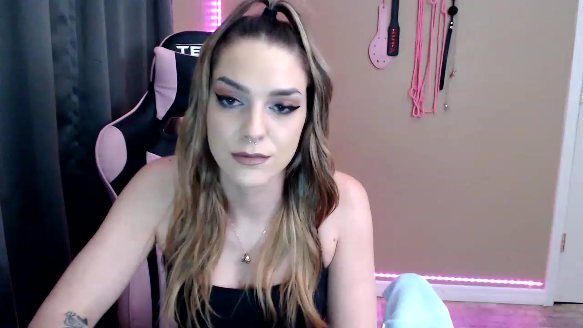 Gallery image thumbnail from XrileyhazeX's myfreecams stream on, 01/17/2023, 24:59 image 5 of 20