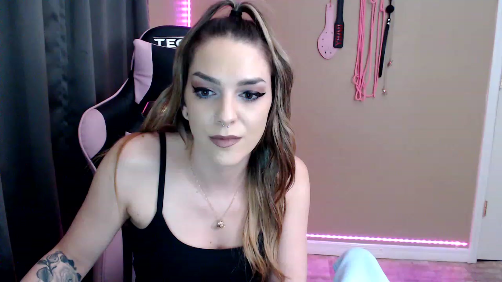 Gallery image thumbnail from XrileyhazeX's myfreecams stream on, 01/17/2023, 24:59 image 12 of 20