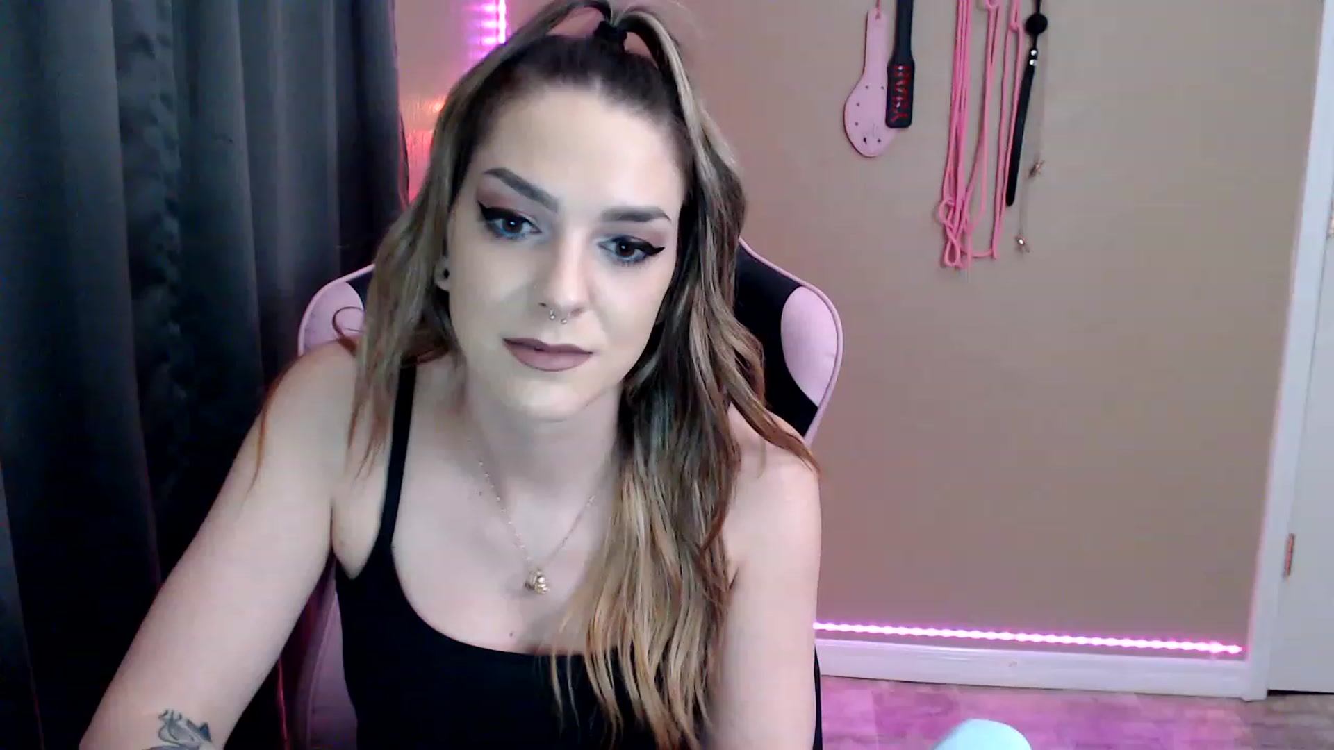 Gallery image thumbnail from XrileyhazeX's myfreecams stream on, 01/17/2023, 24:59 image 13 of 20