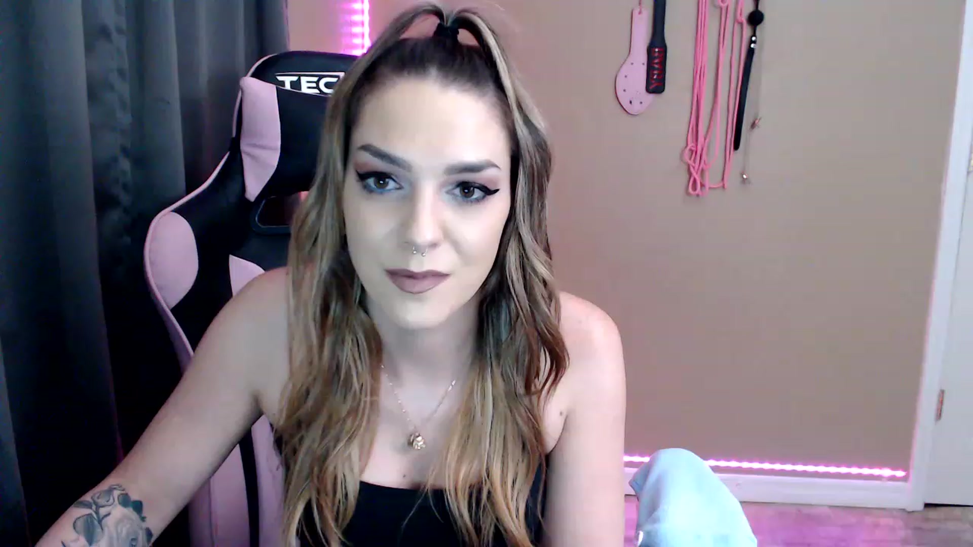 Gallery image thumbnail from XrileyhazeX's myfreecams stream on, 01/17/2023, 24:59 image 6 of 20