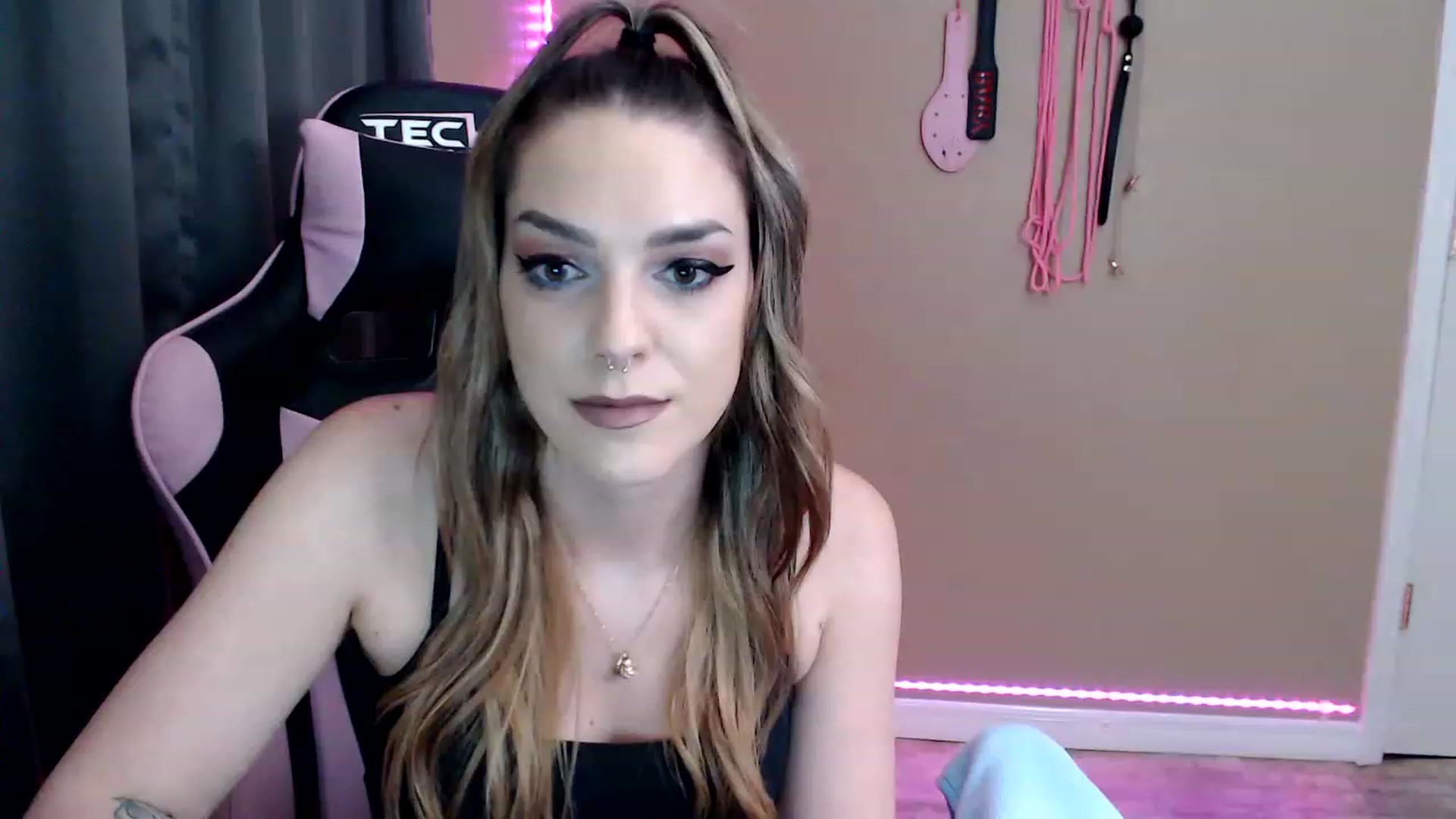 Gallery image thumbnail from XrileyhazeX's myfreecams stream on, 01/17/2023, 24:59 image 17 of 20