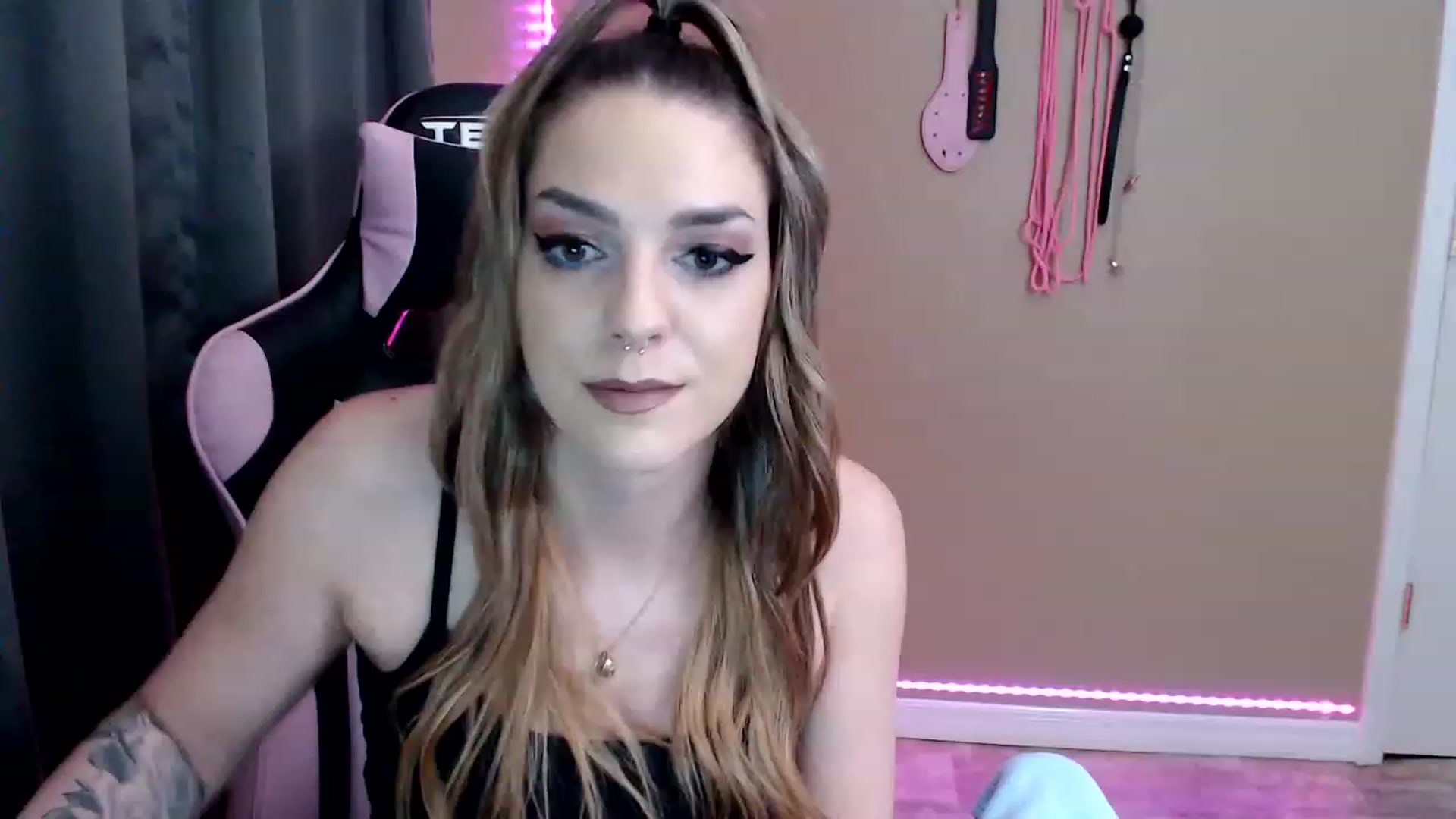 Gallery image thumbnail from XrileyhazeX's myfreecams stream on, 01/17/2023, 24:59 image 20 of 20