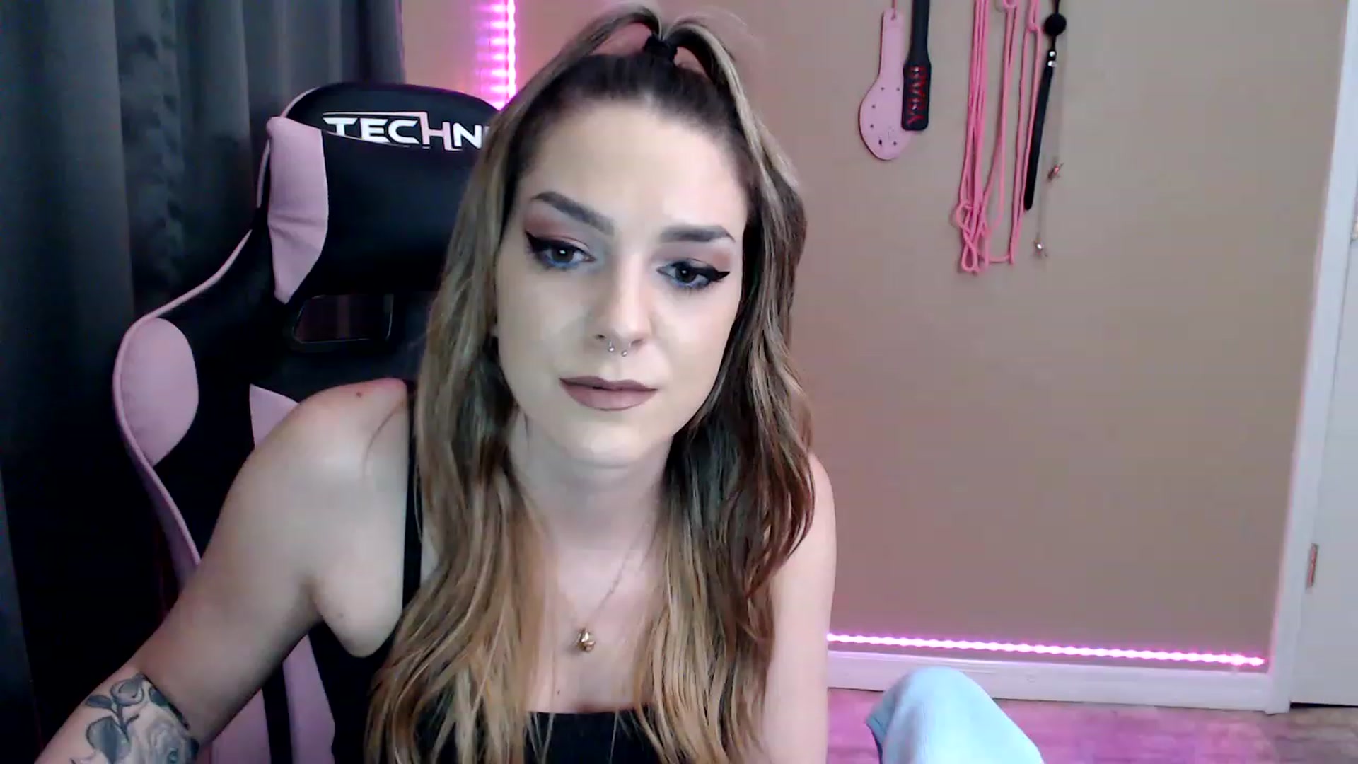 Gallery image thumbnail from XrileyhazeX's myfreecams stream on, 01/17/2023, 24:59 image 16 of 20